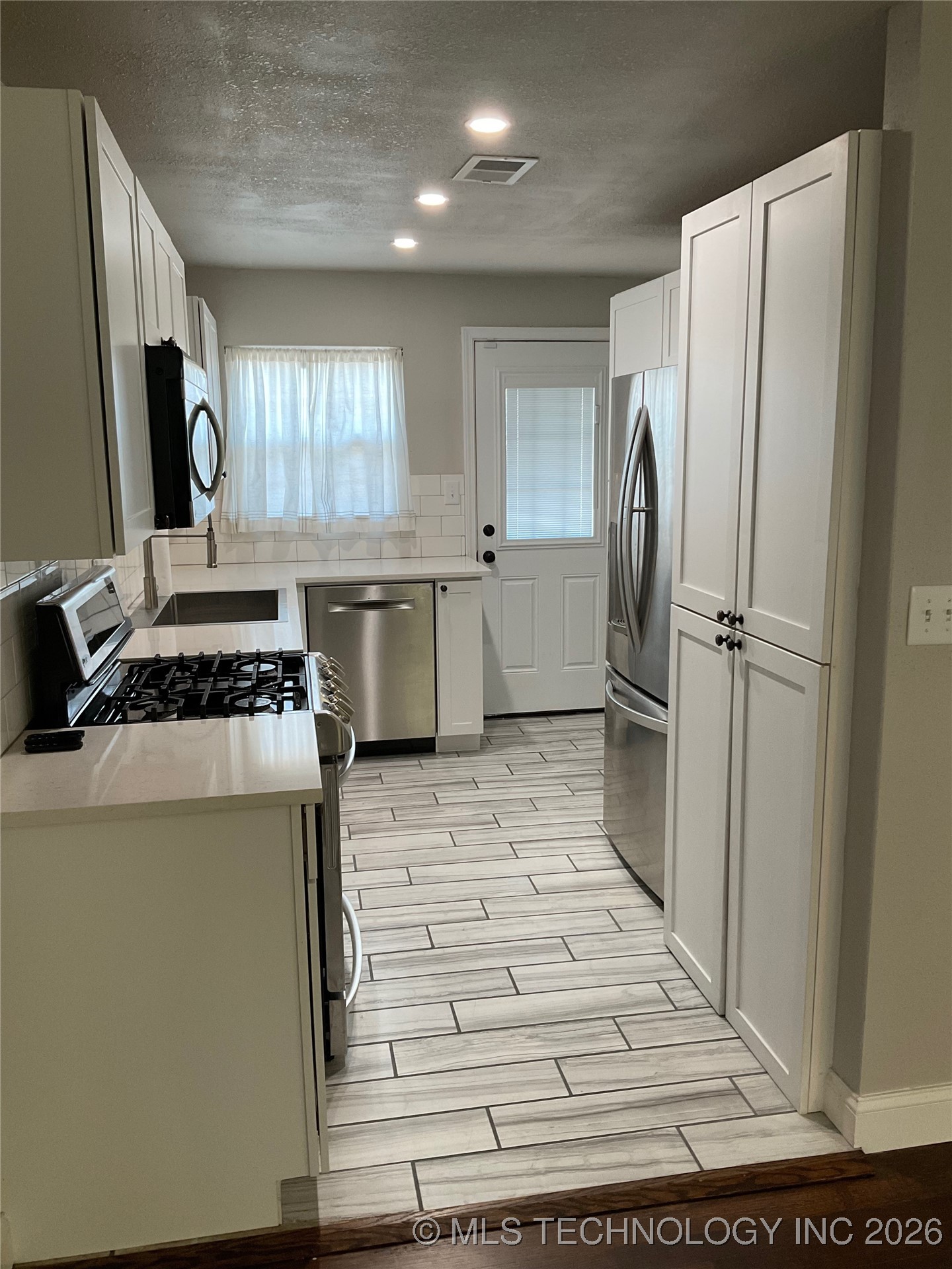 1412 E 38th Street D Property Photo 6