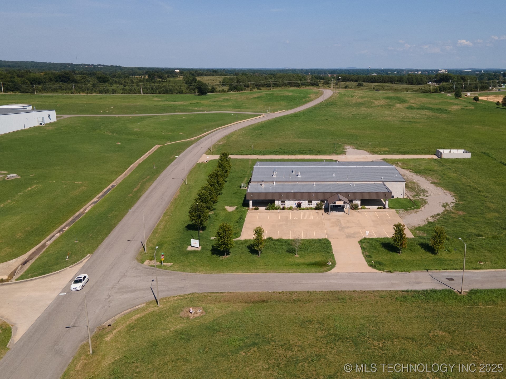 601 Airport Parkway Property Photo 9