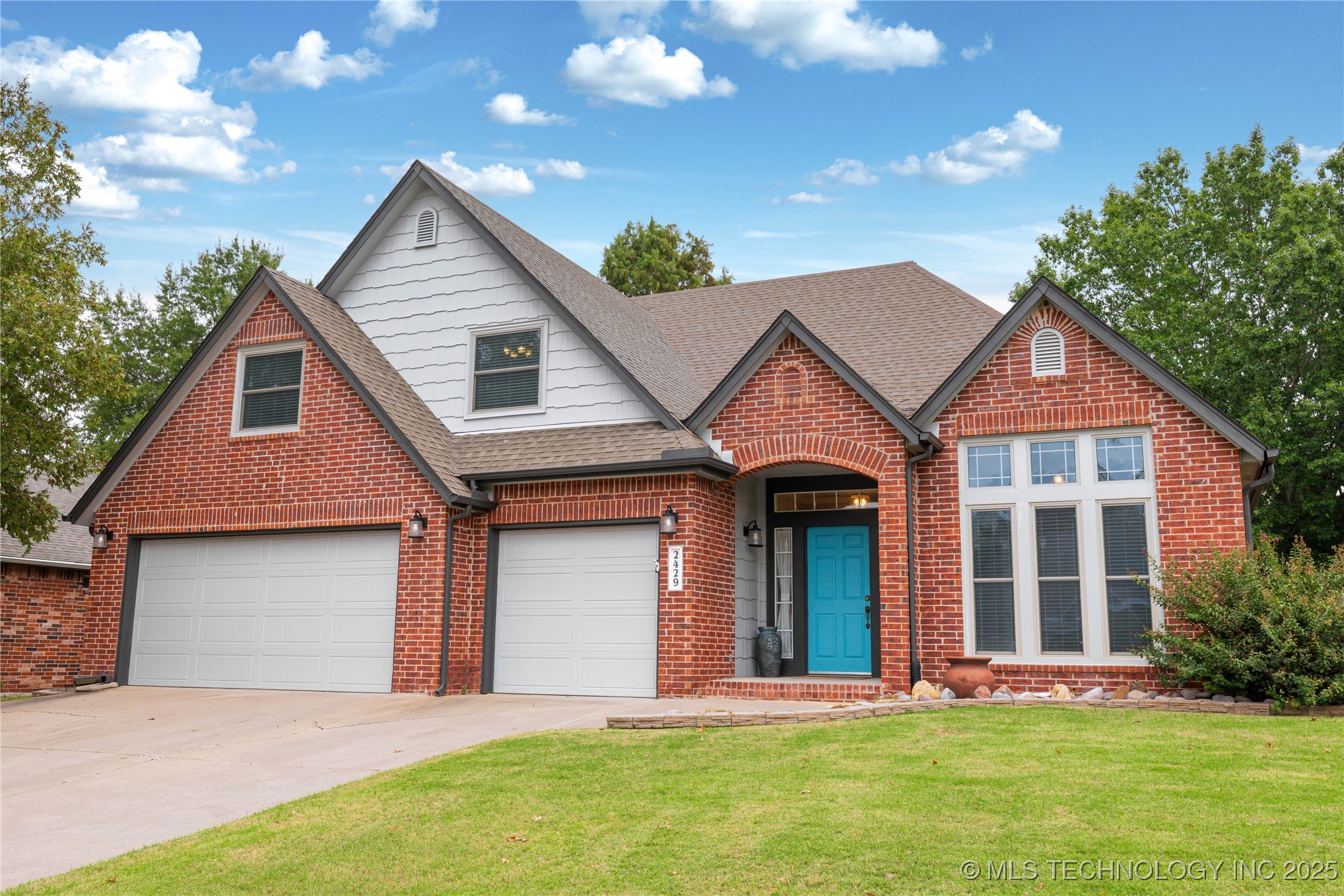 2429 S Umbrella Avenue Property Photo 2