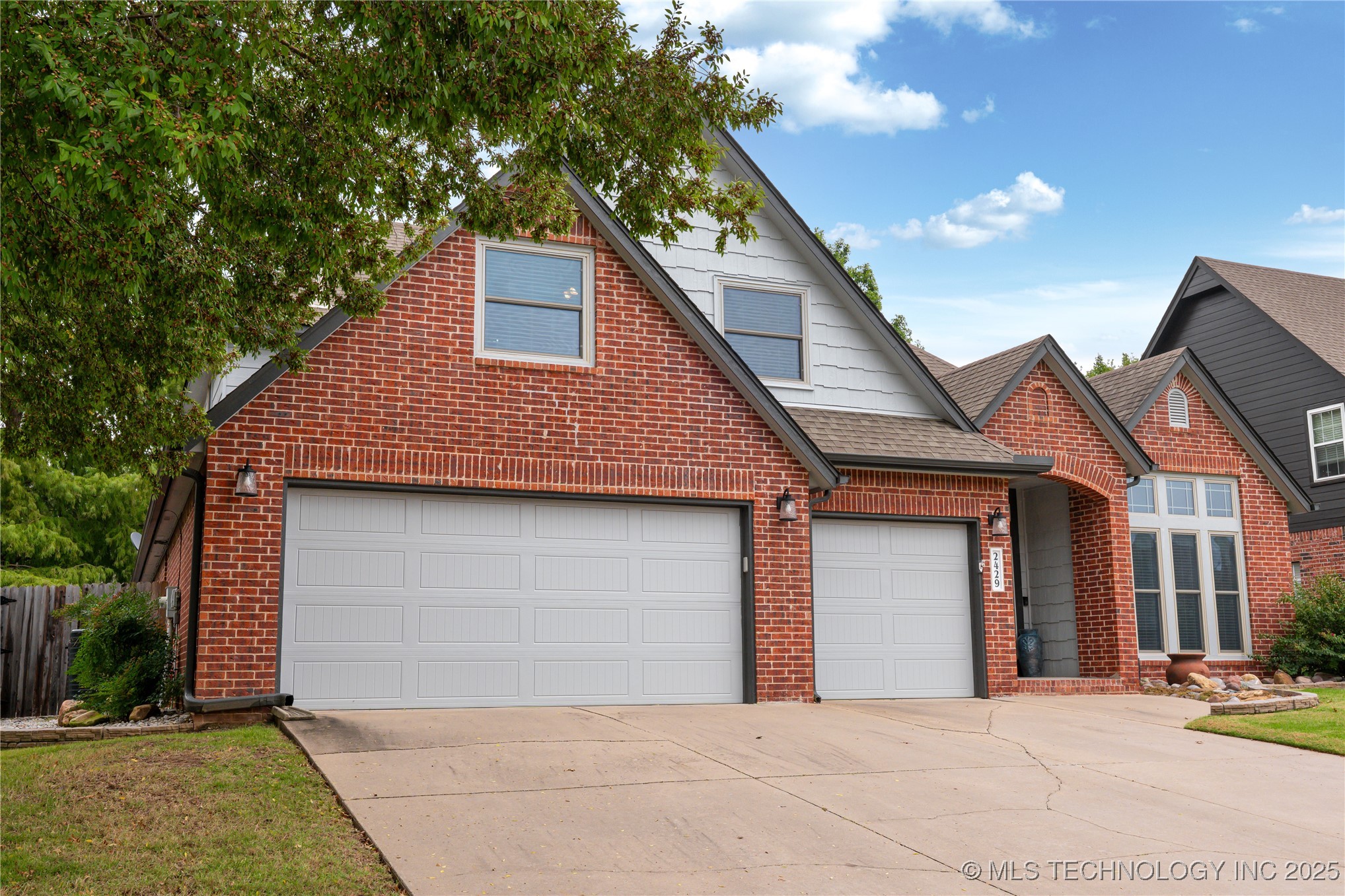 2429 S Umbrella Avenue Property Photo 3