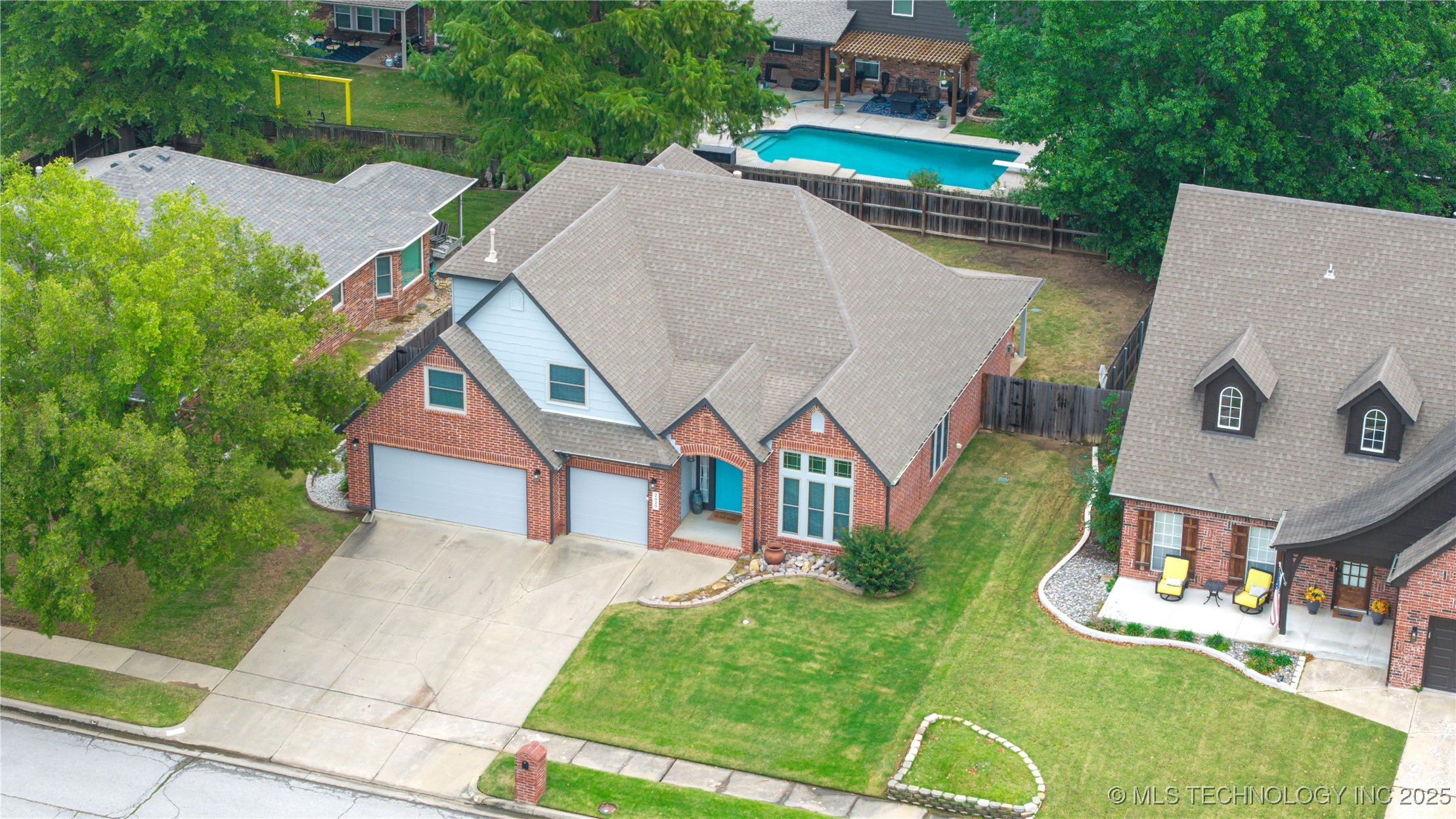 2429 S Umbrella Avenue Property Photo 4