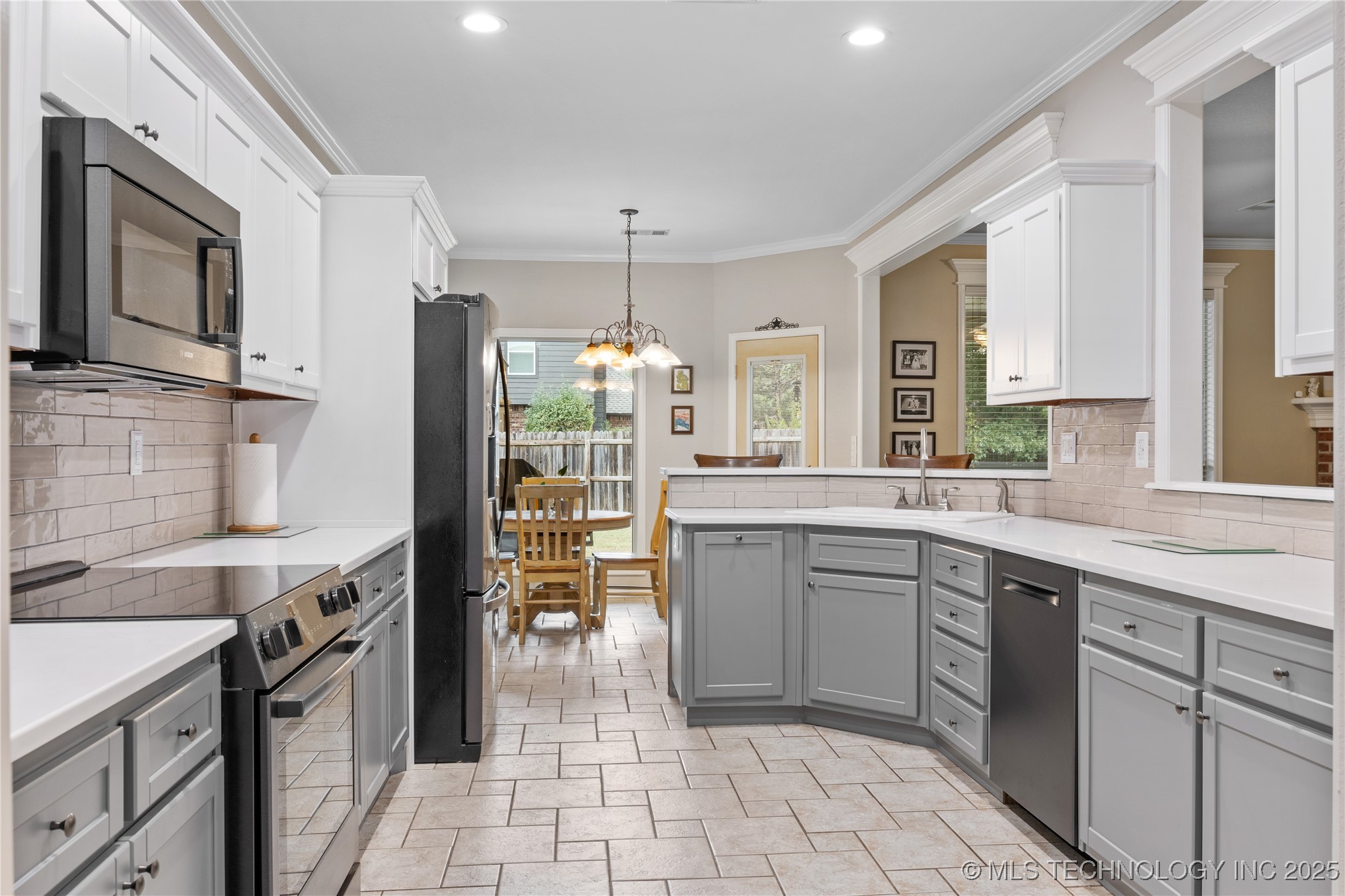 2429 S Umbrella Avenue Property Photo 21