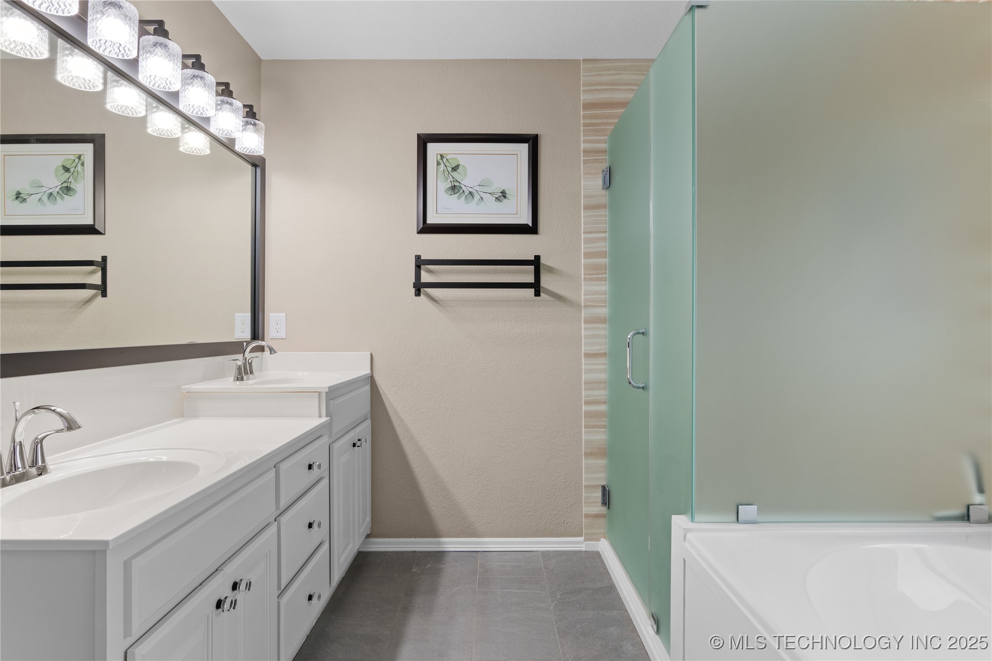 2429 S Umbrella Avenue Property Photo 25