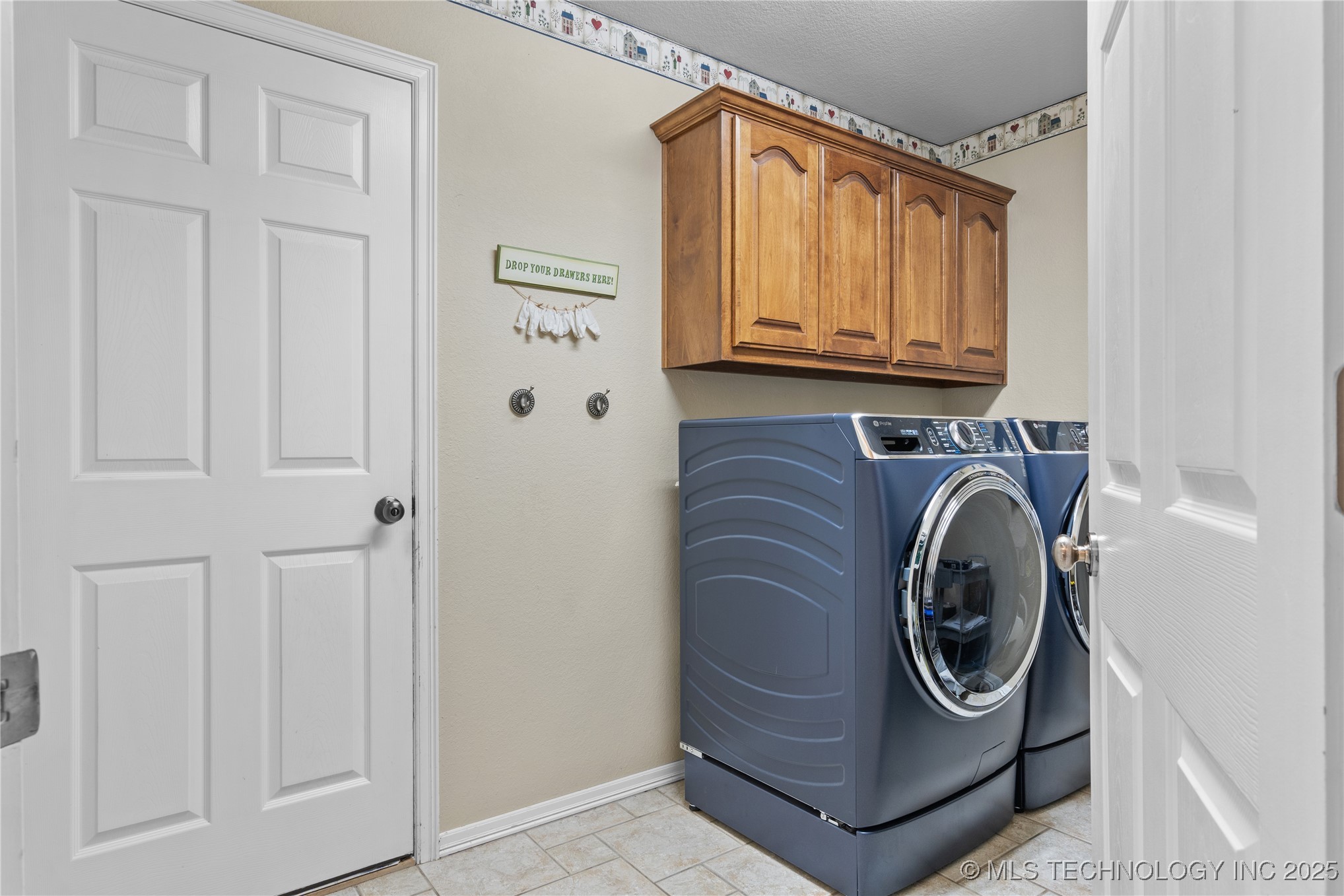 2429 S Umbrella Avenue Property Photo 32