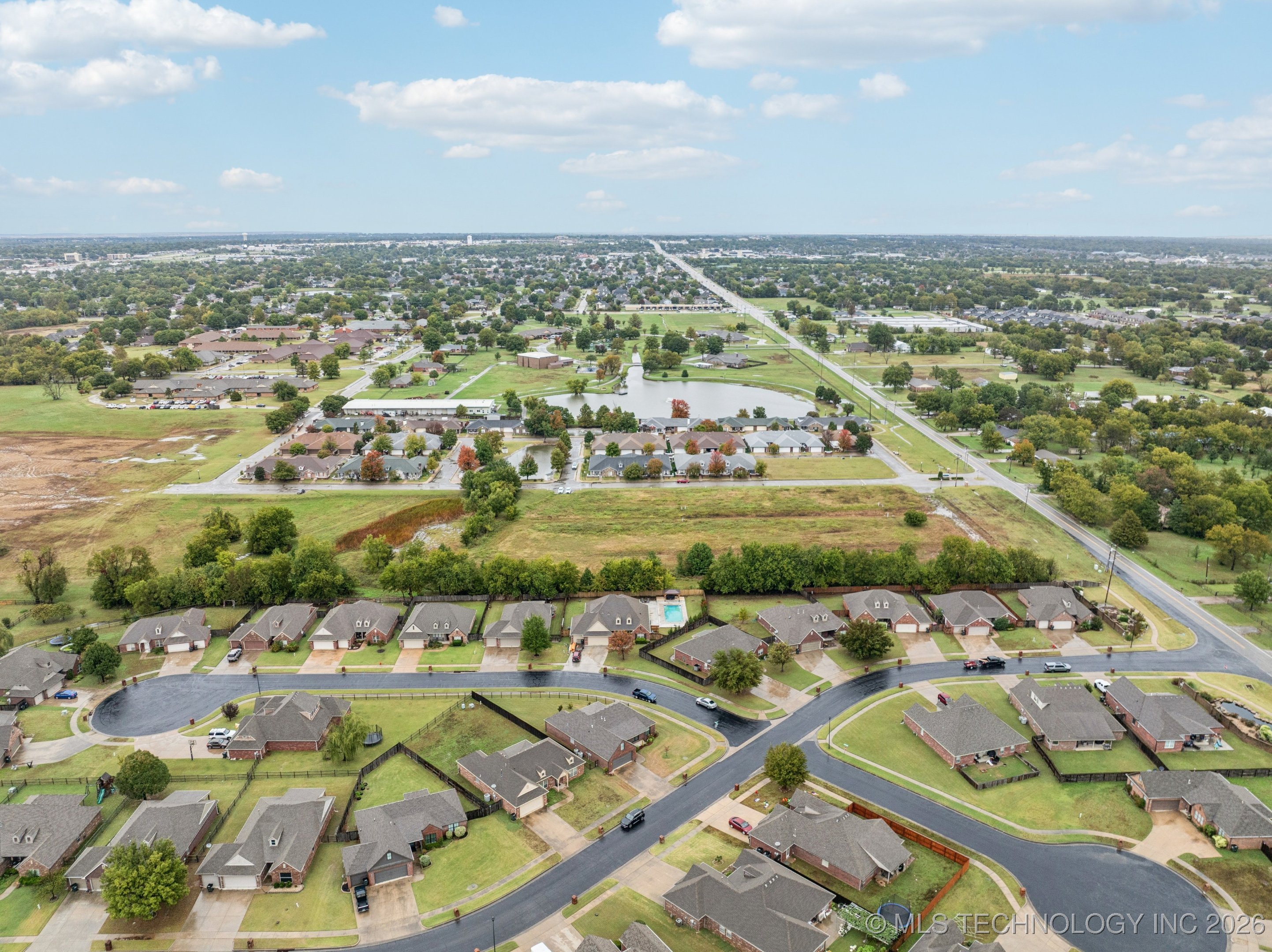 12327 E 69th Street North Property Photo 32