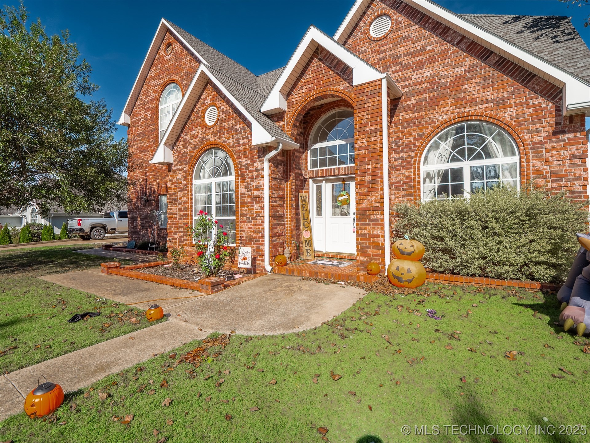 33 River Oaks Property Photo 3