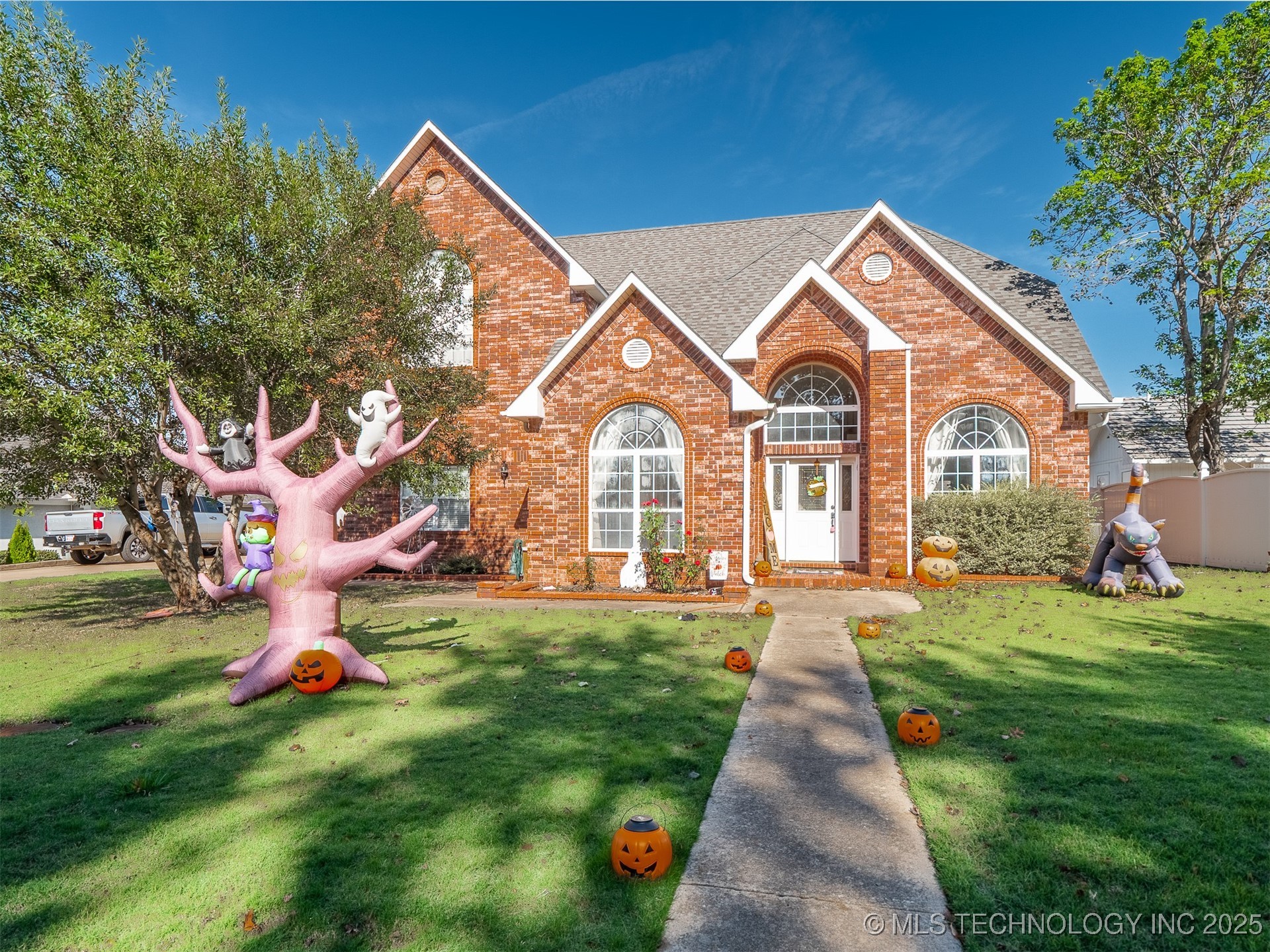 33 River Oaks Property Photo 4