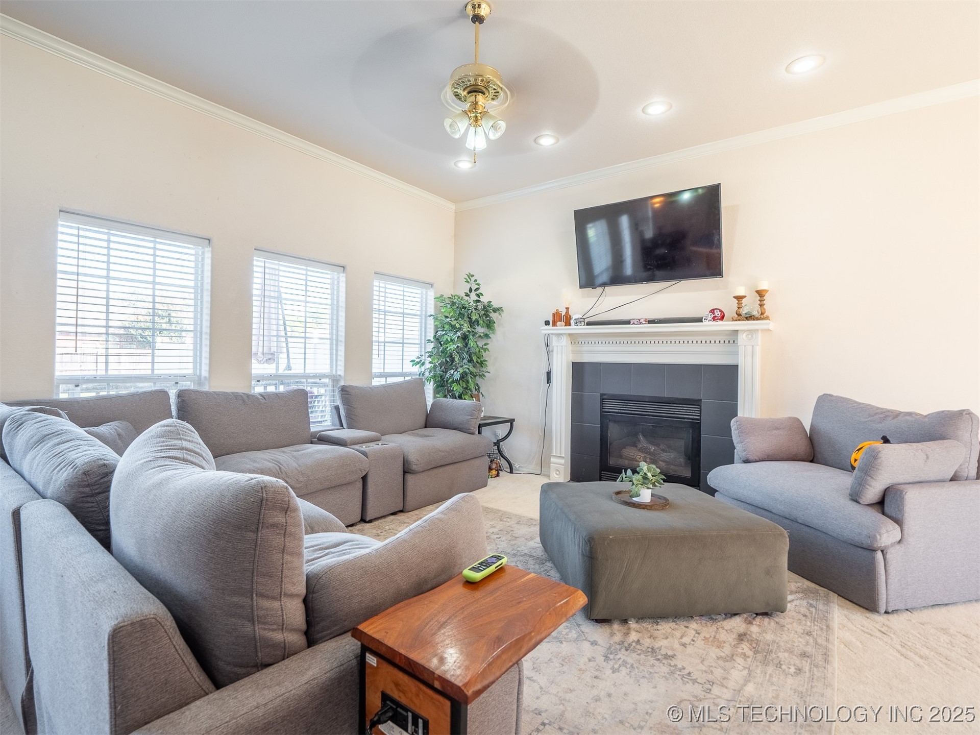 33 River Oaks Property Photo 11