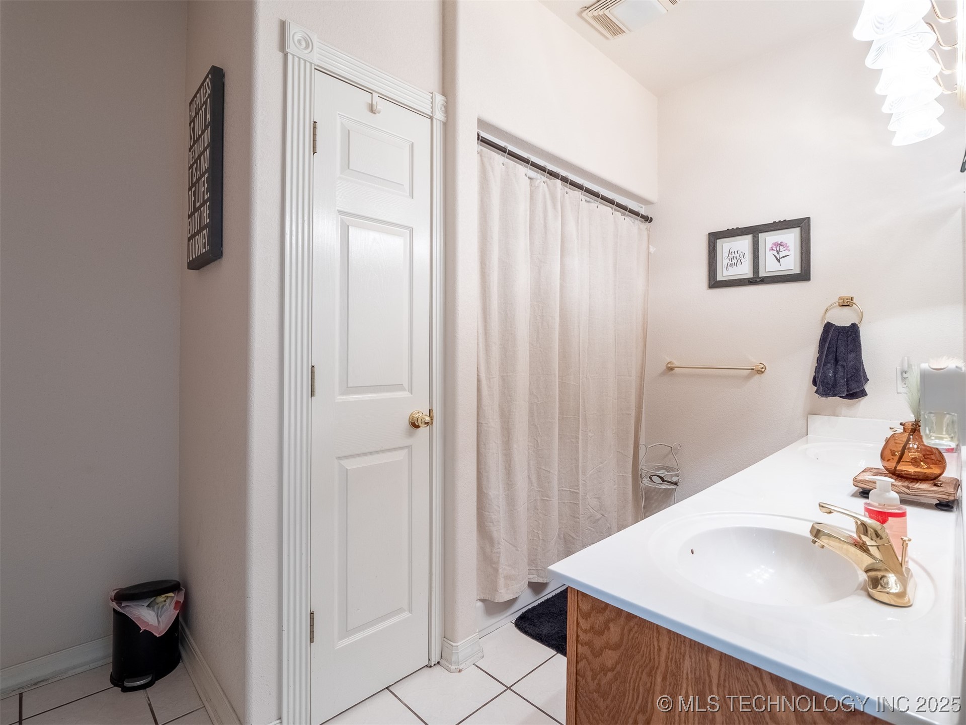 33 River Oaks Property Photo 40