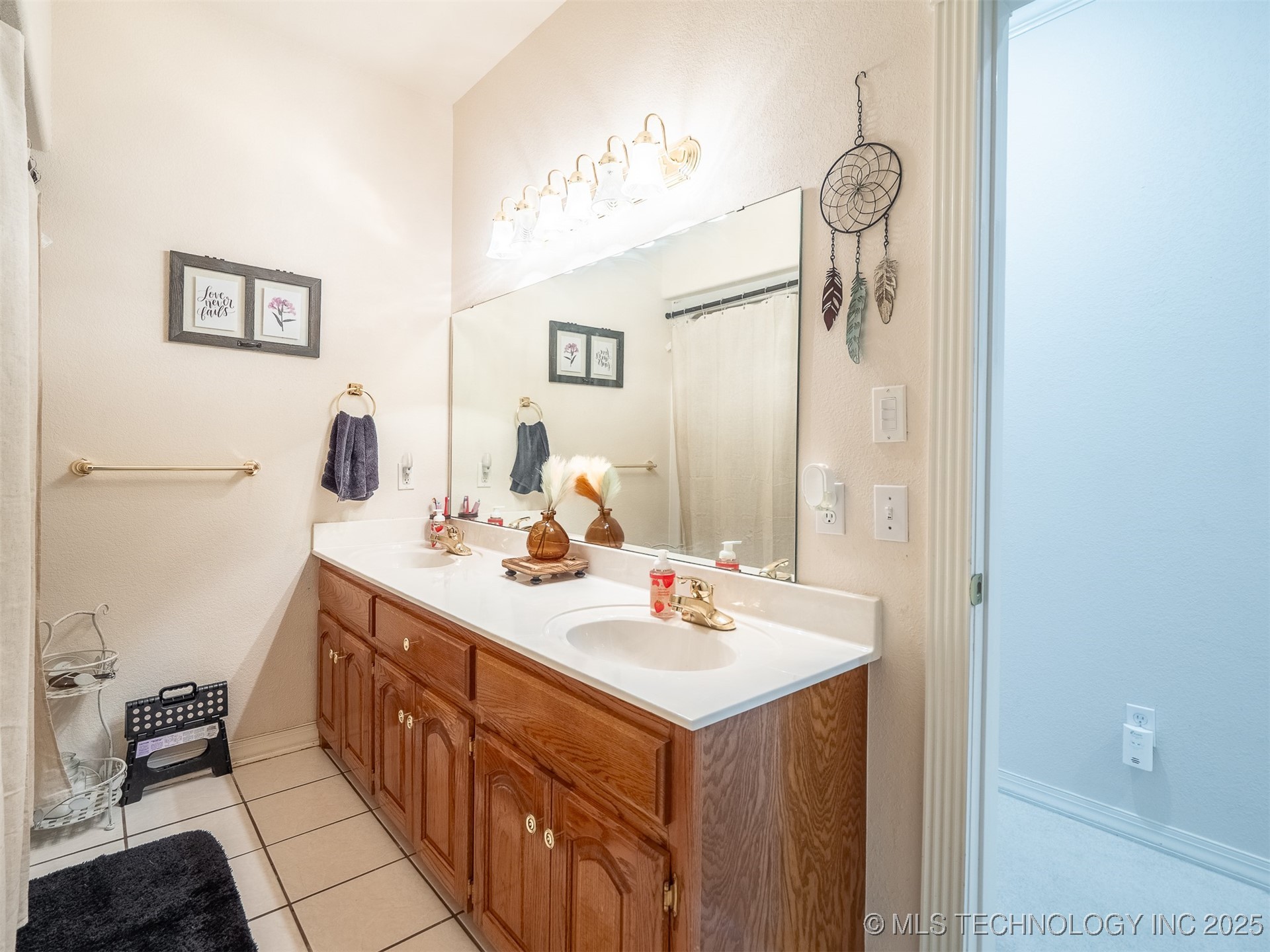 33 River Oaks Property Photo 42