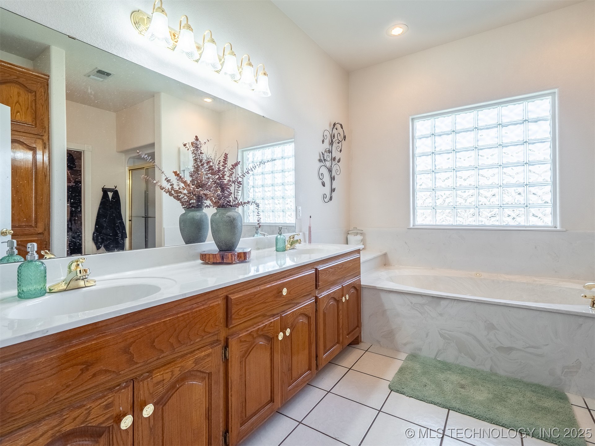 33 River Oaks Property Photo 48