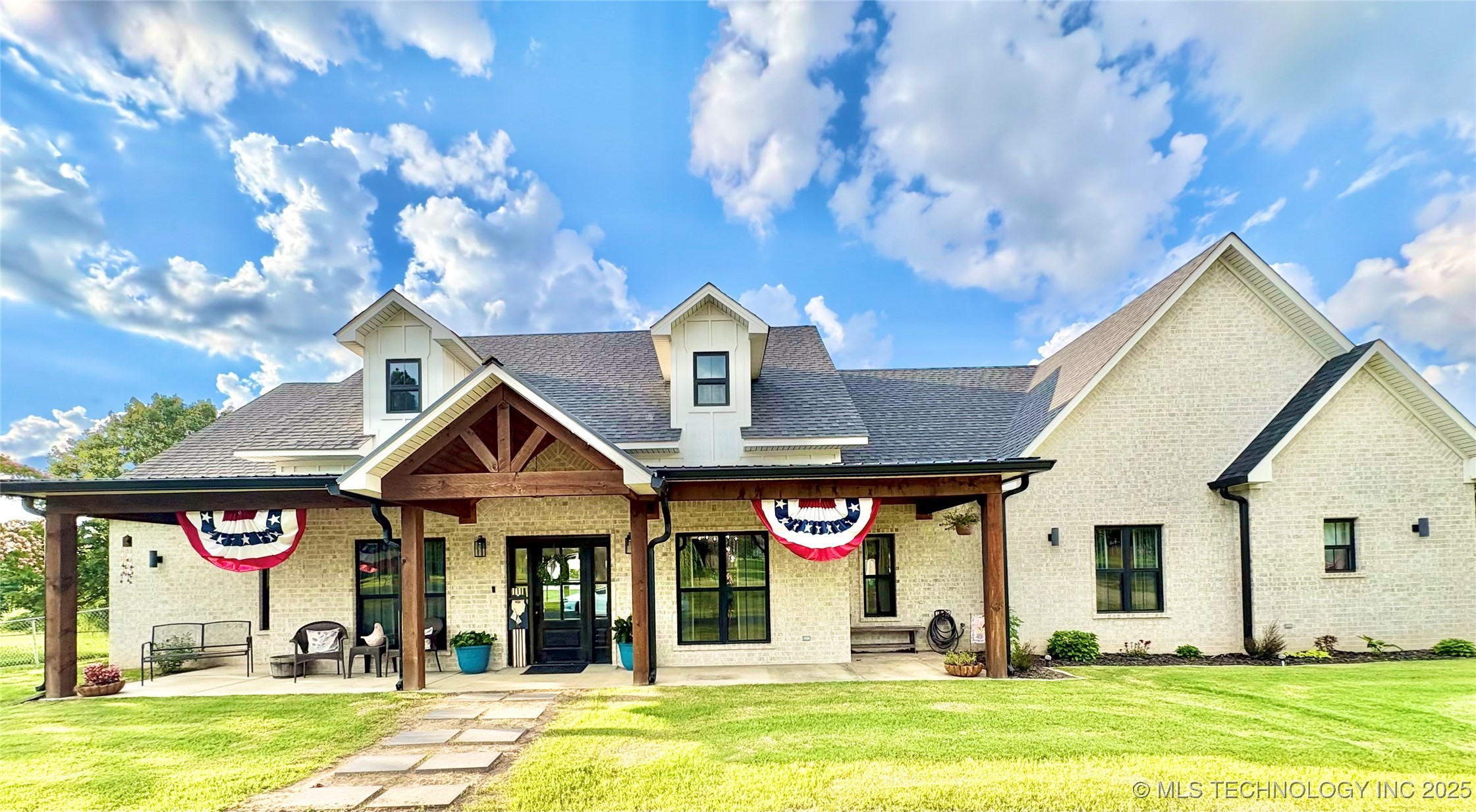 1609 E Hollow Oak Road Property Photo 2