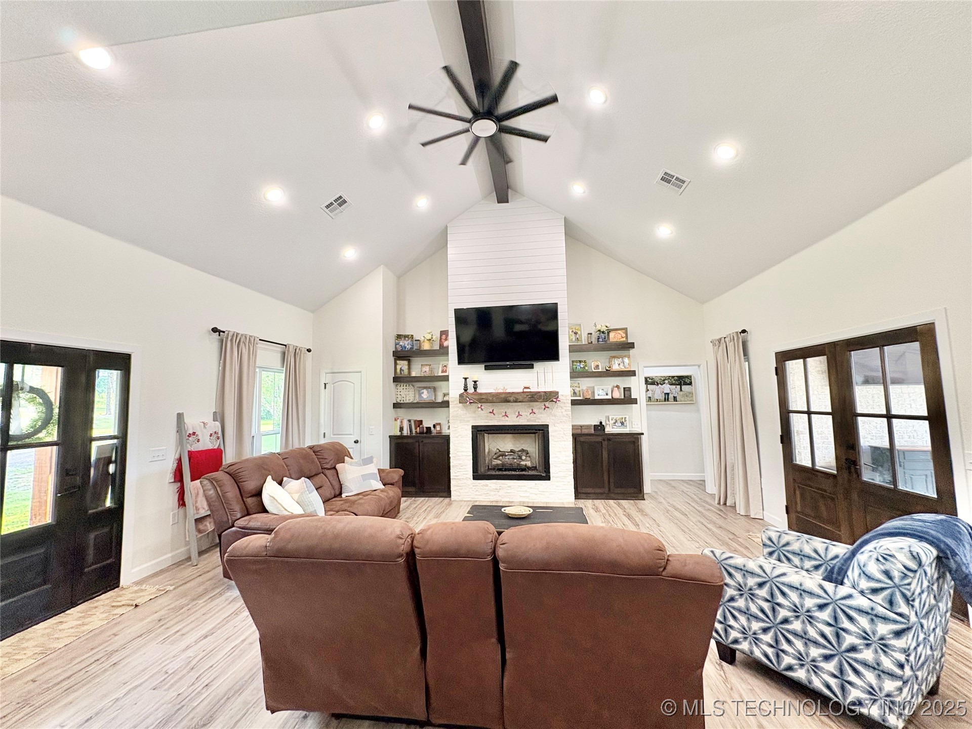 1609 E Hollow Oak Road Property Photo 6