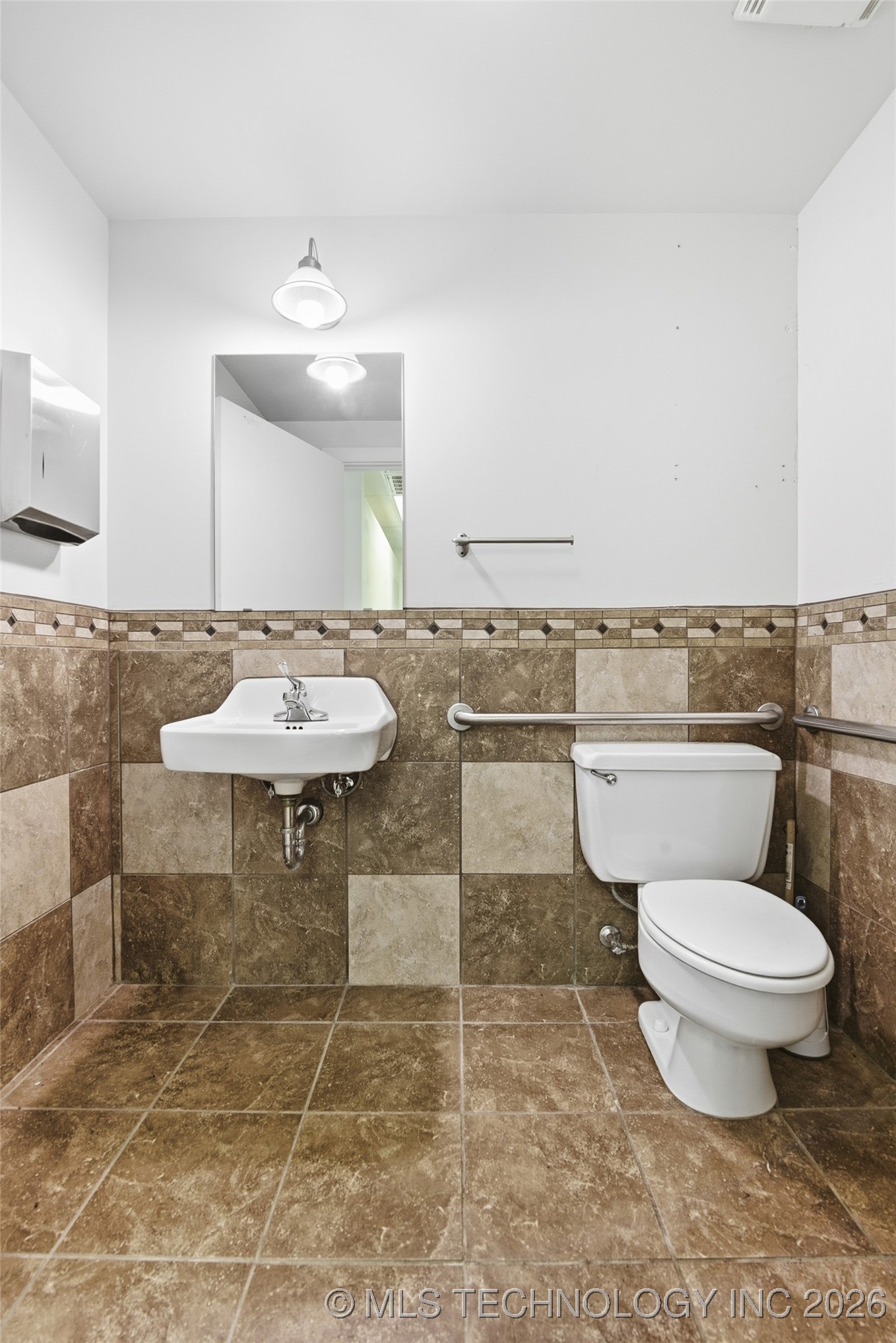 2422 W 41st Street Property Photo 6