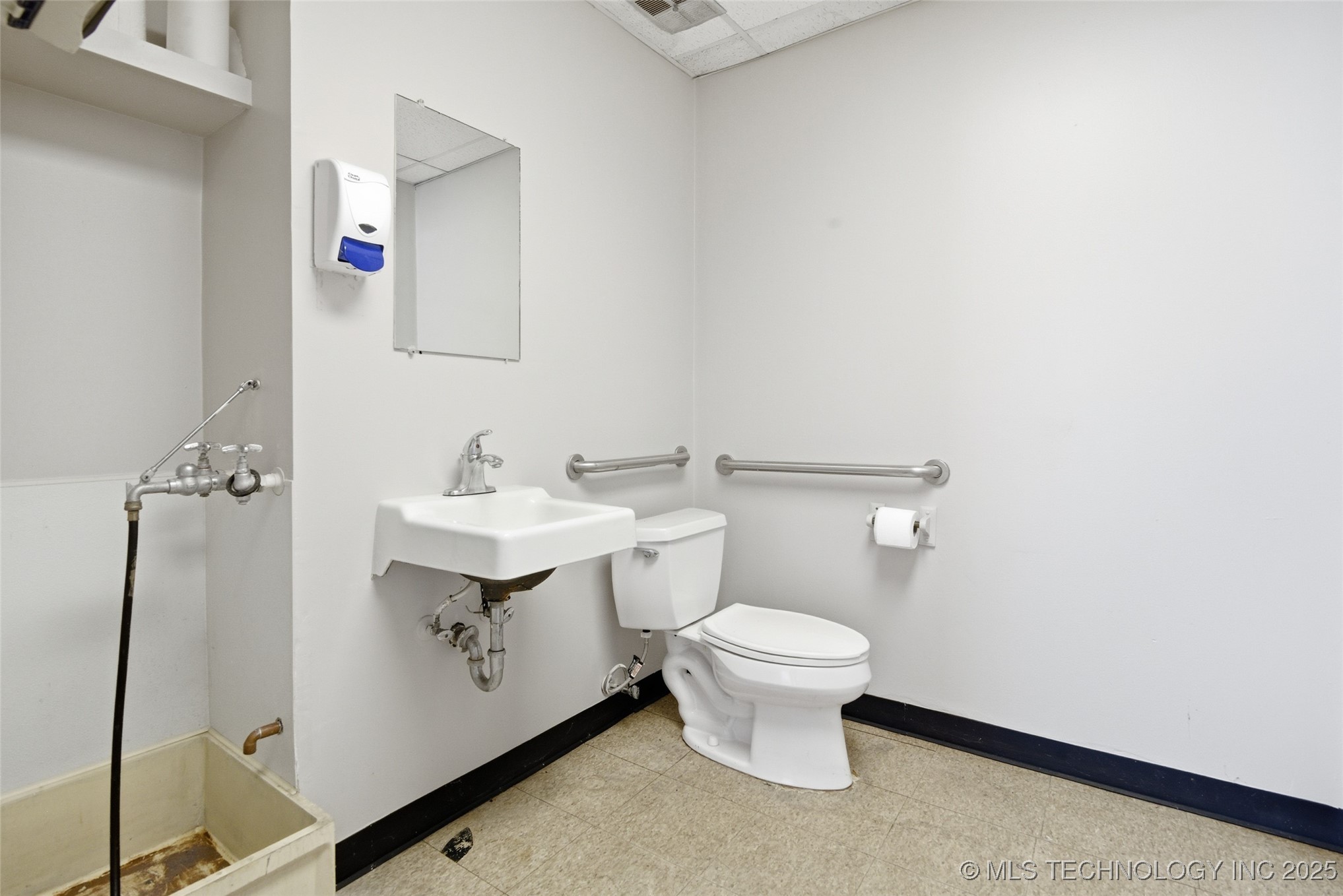 2422 W 41st Street Property Photo 13