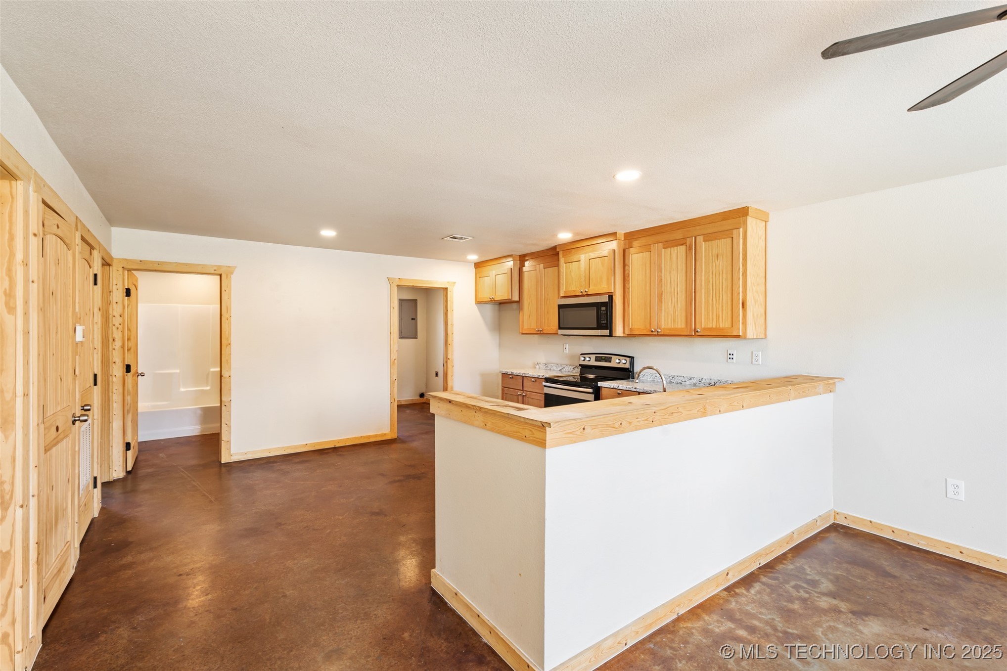 13001 Owen Lane 13005 Property Photo 4