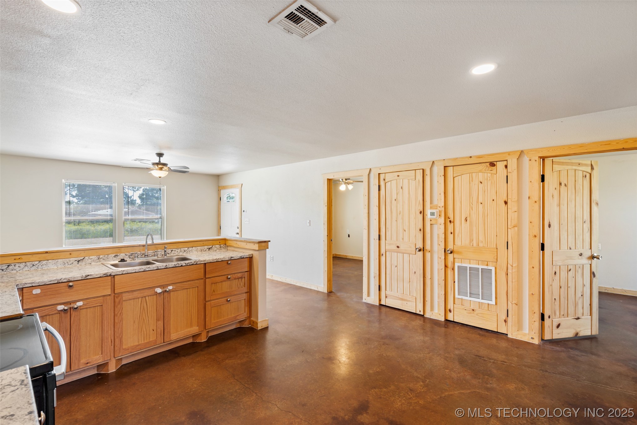 13001 Owen Lane 13005 Property Photo 7