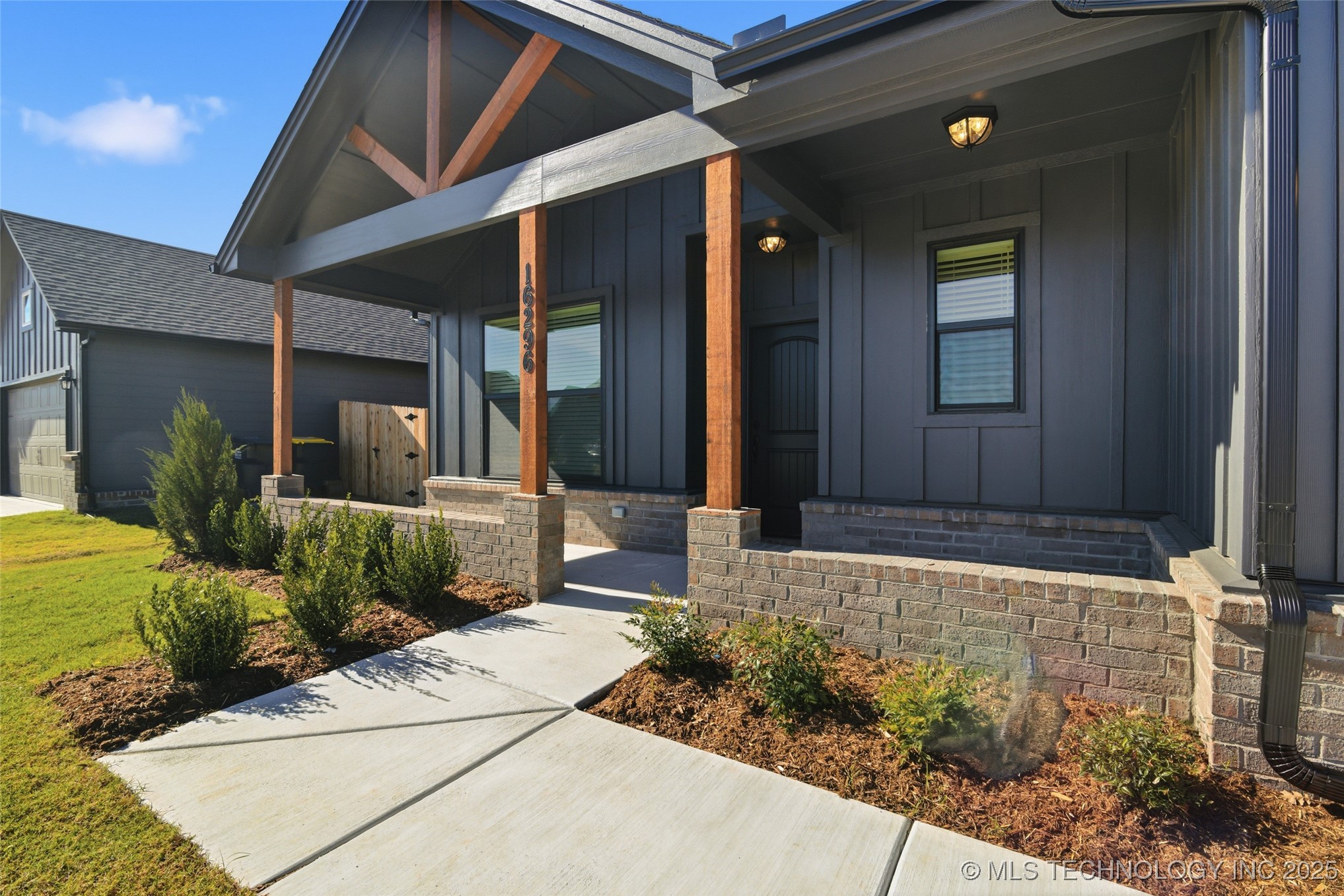 16296 S 90 Avenue E Property Photo 3