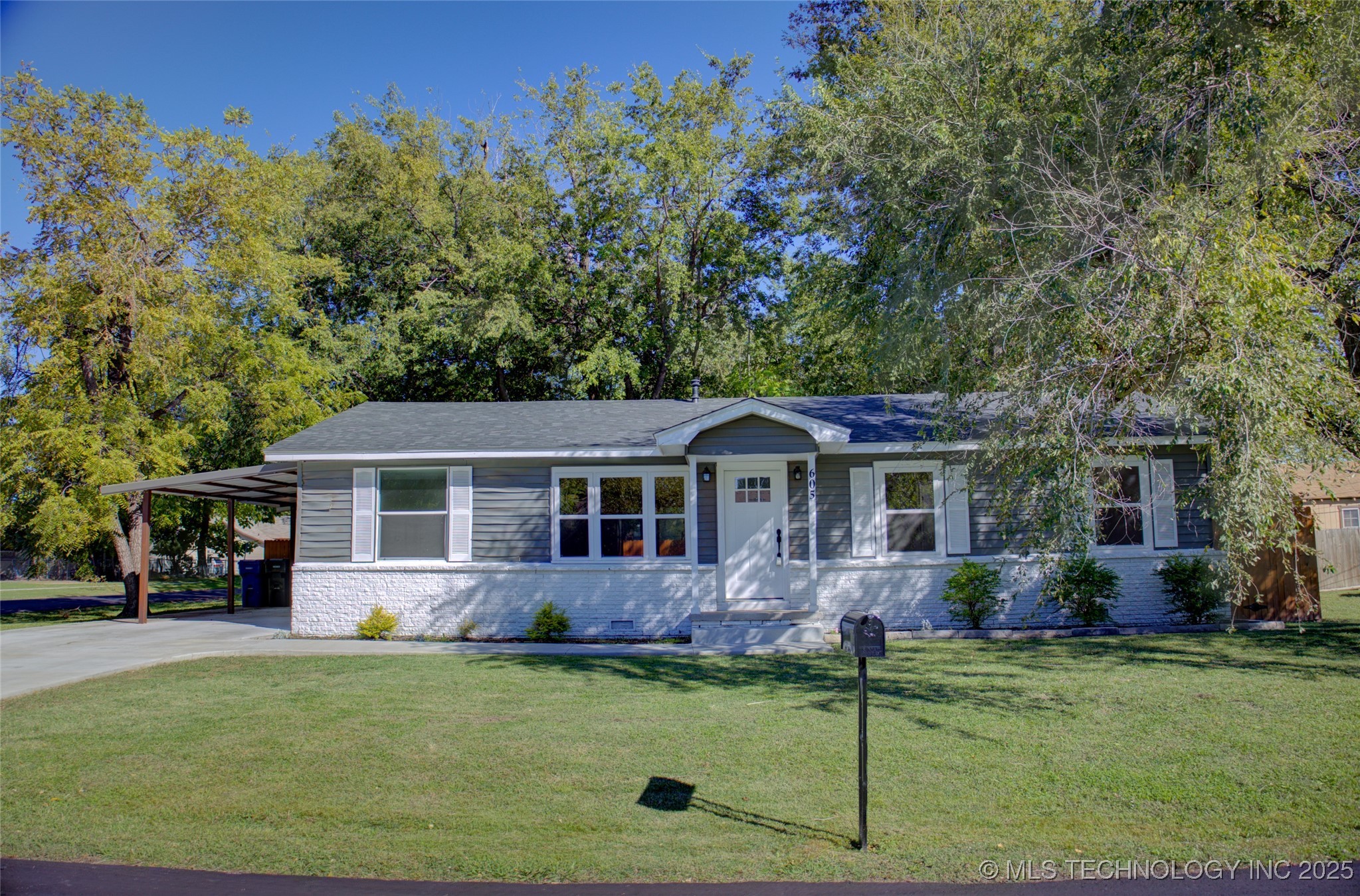 605 S Date Avenue Property Photo 1