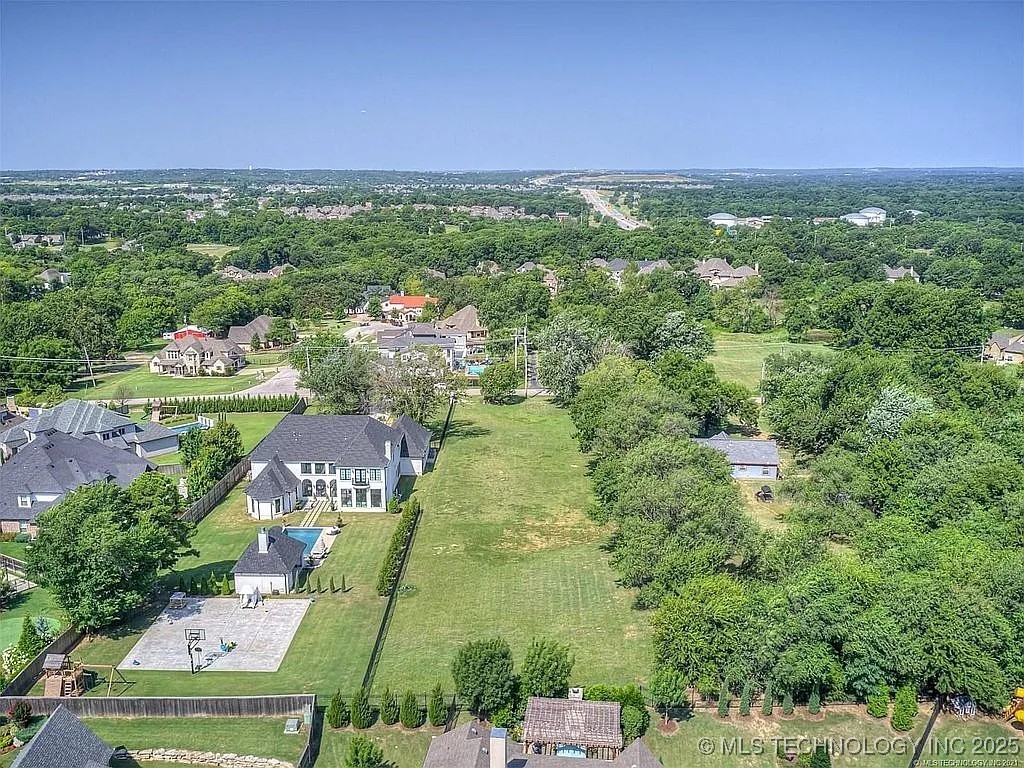 10715 S Elgin Avenue Property Photo 9