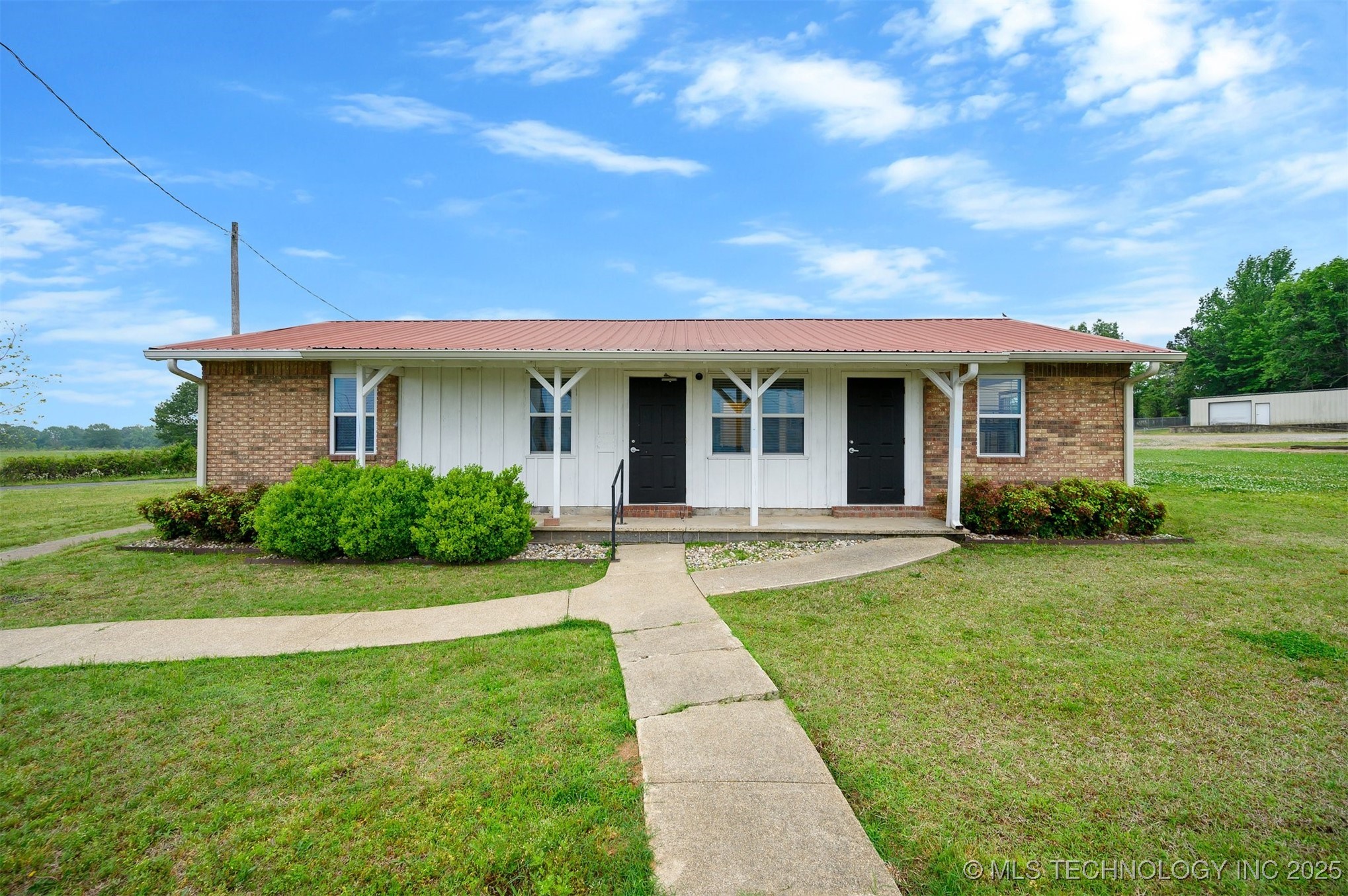 902 Ne Lincoln Road Property Photo 1