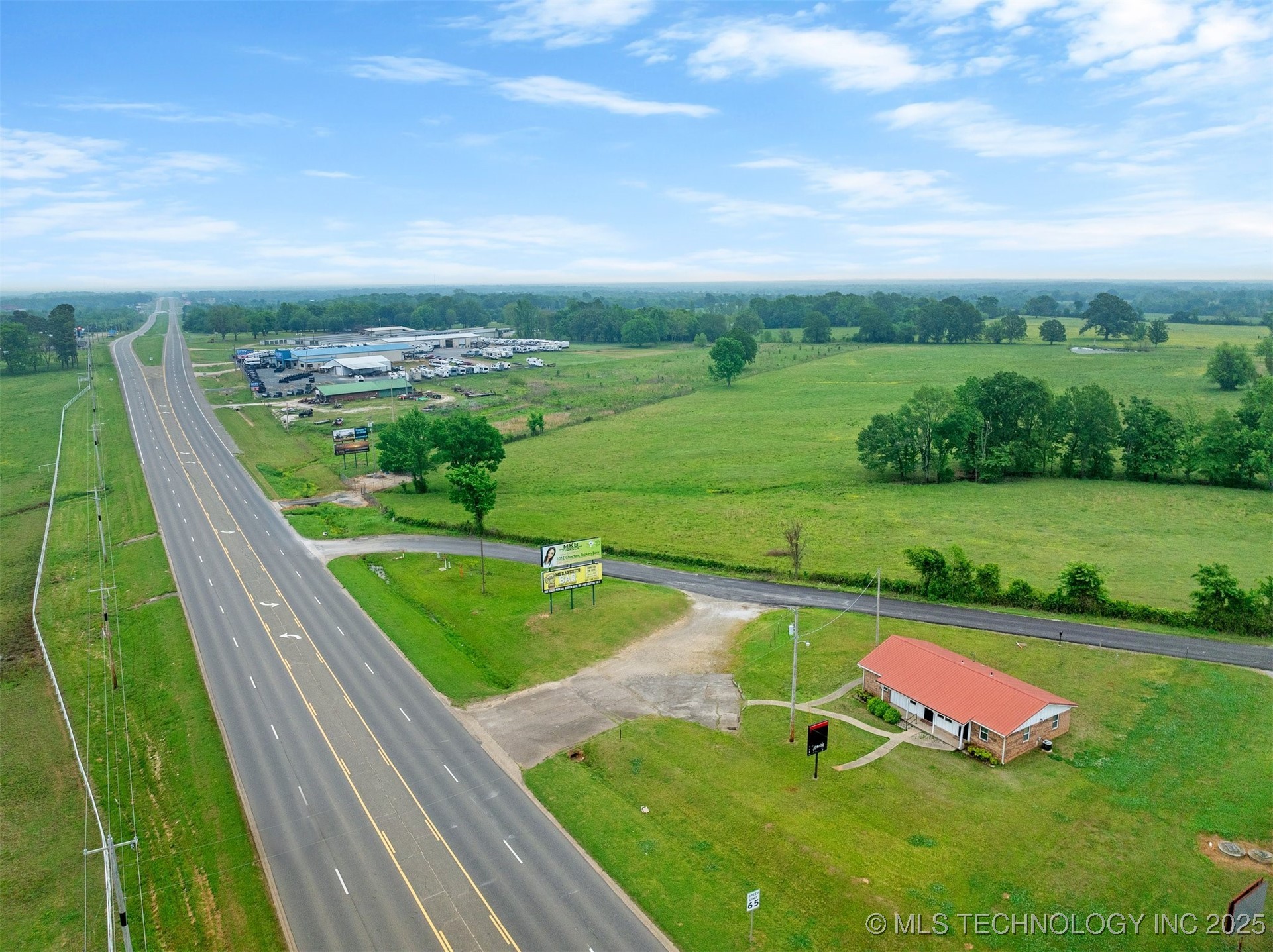 902 Ne Lincoln Road Property Photo 2