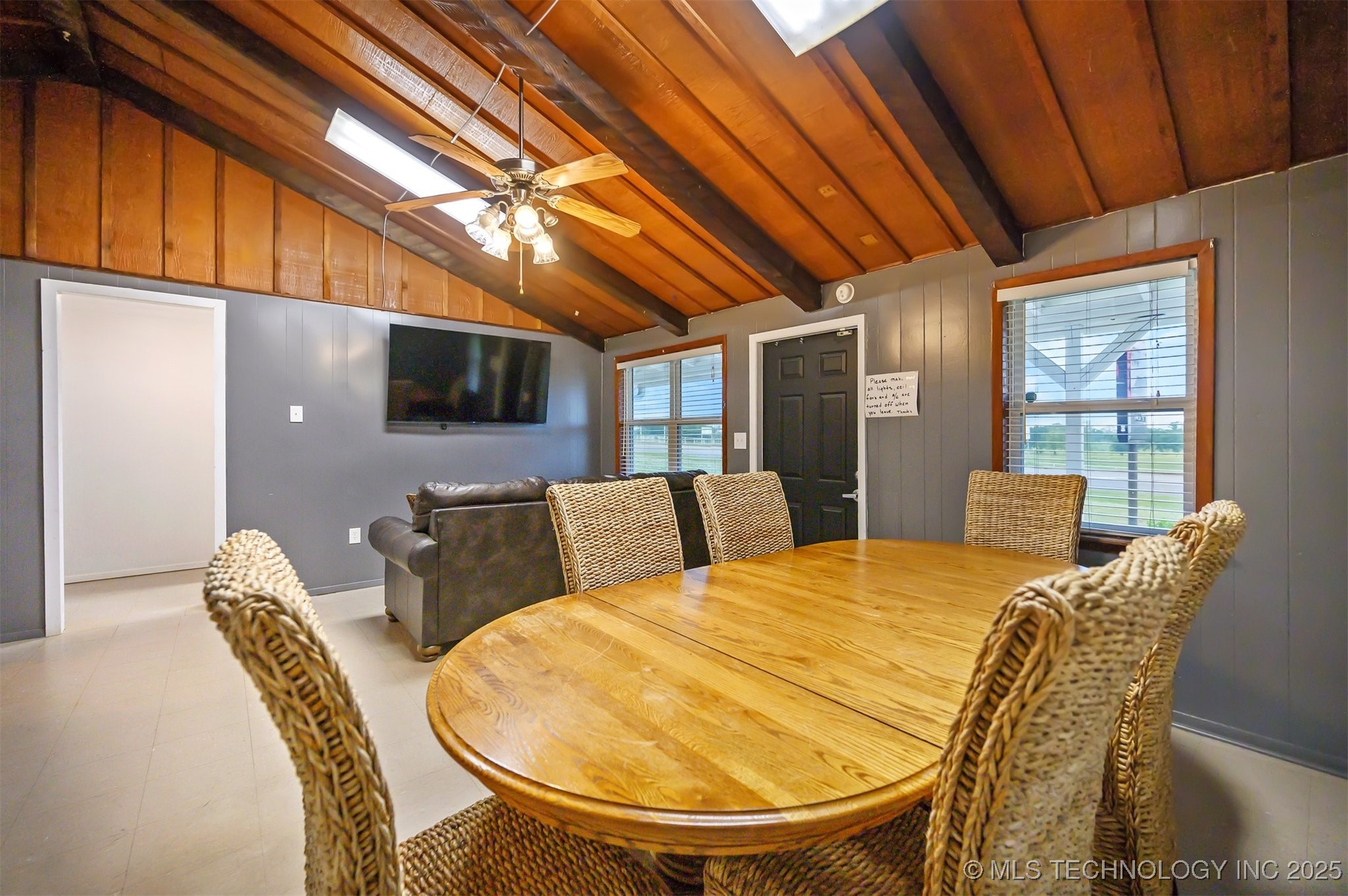 902 Ne Lincoln Road Property Photo 4