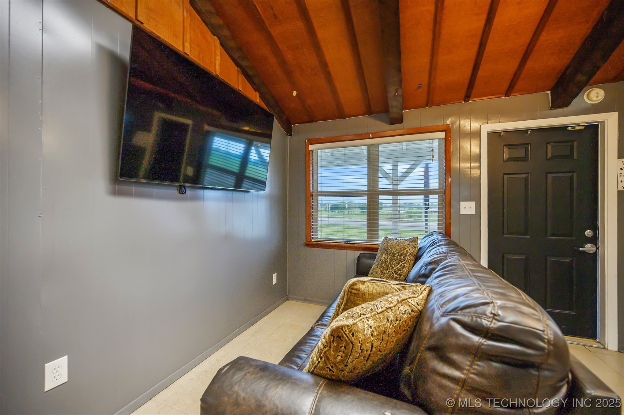 902 Ne Lincoln Road Property Photo 5