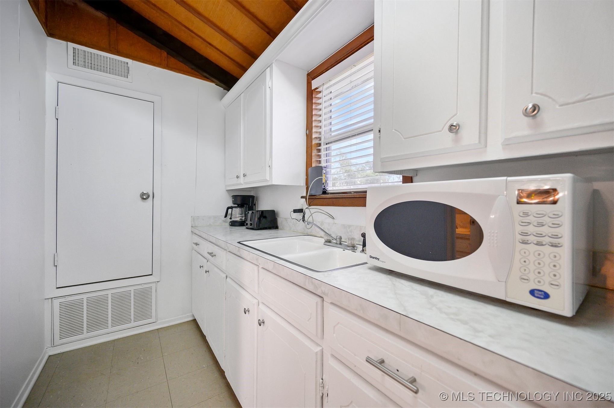 902 Ne Lincoln Road Property Photo 17