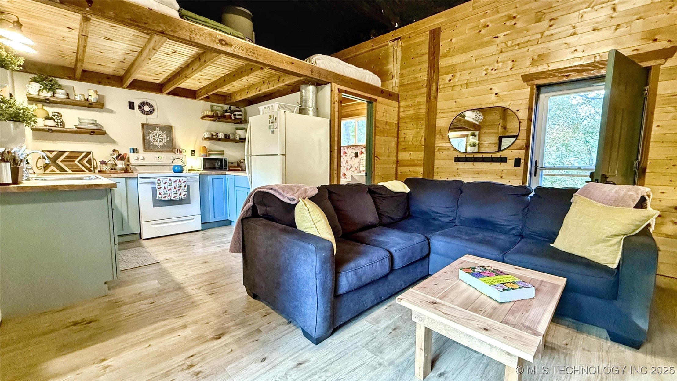 462436 Riverside Drive Property Photo 11