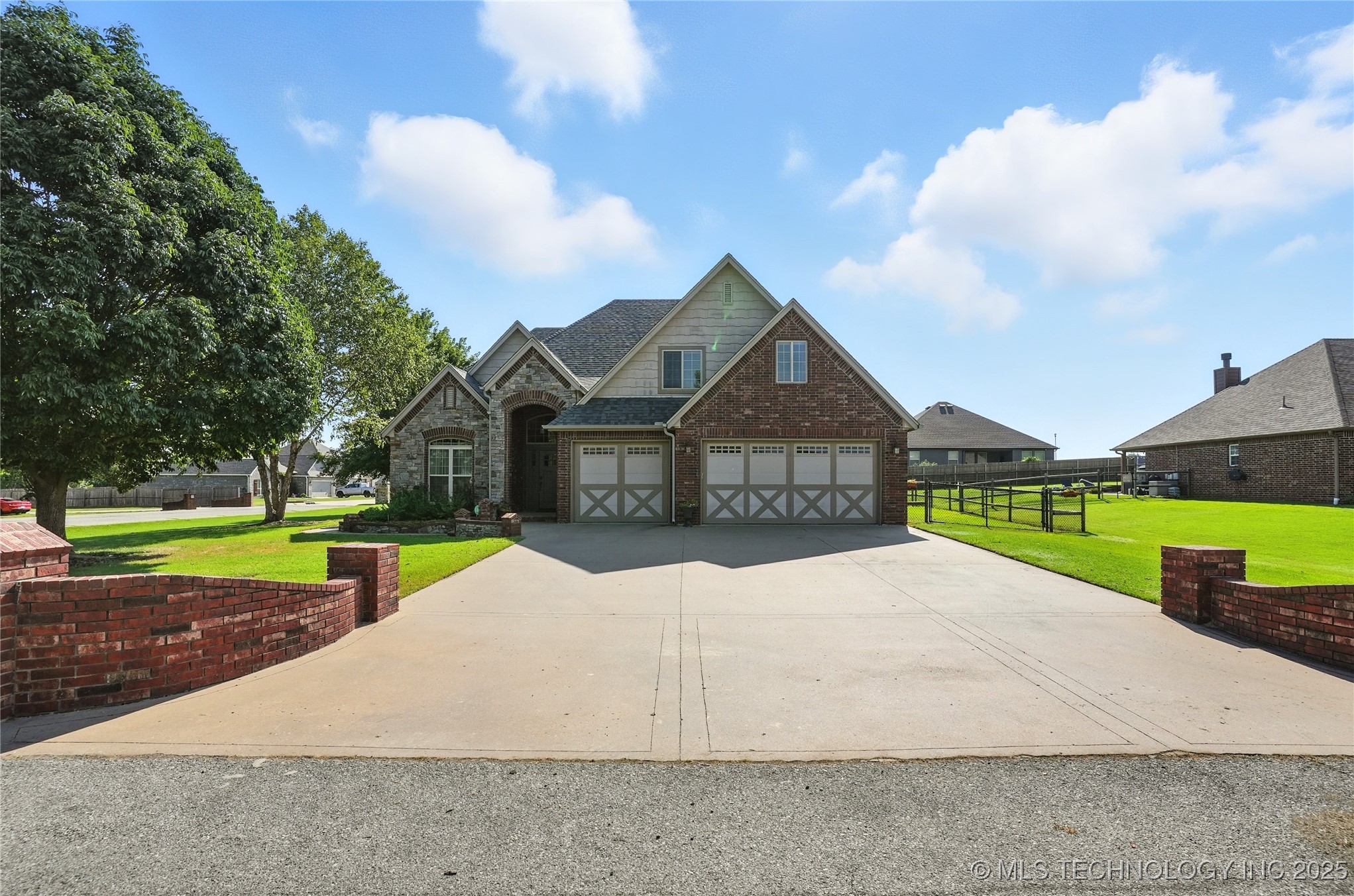 401 S Tallchief Avenue Property Photo 2