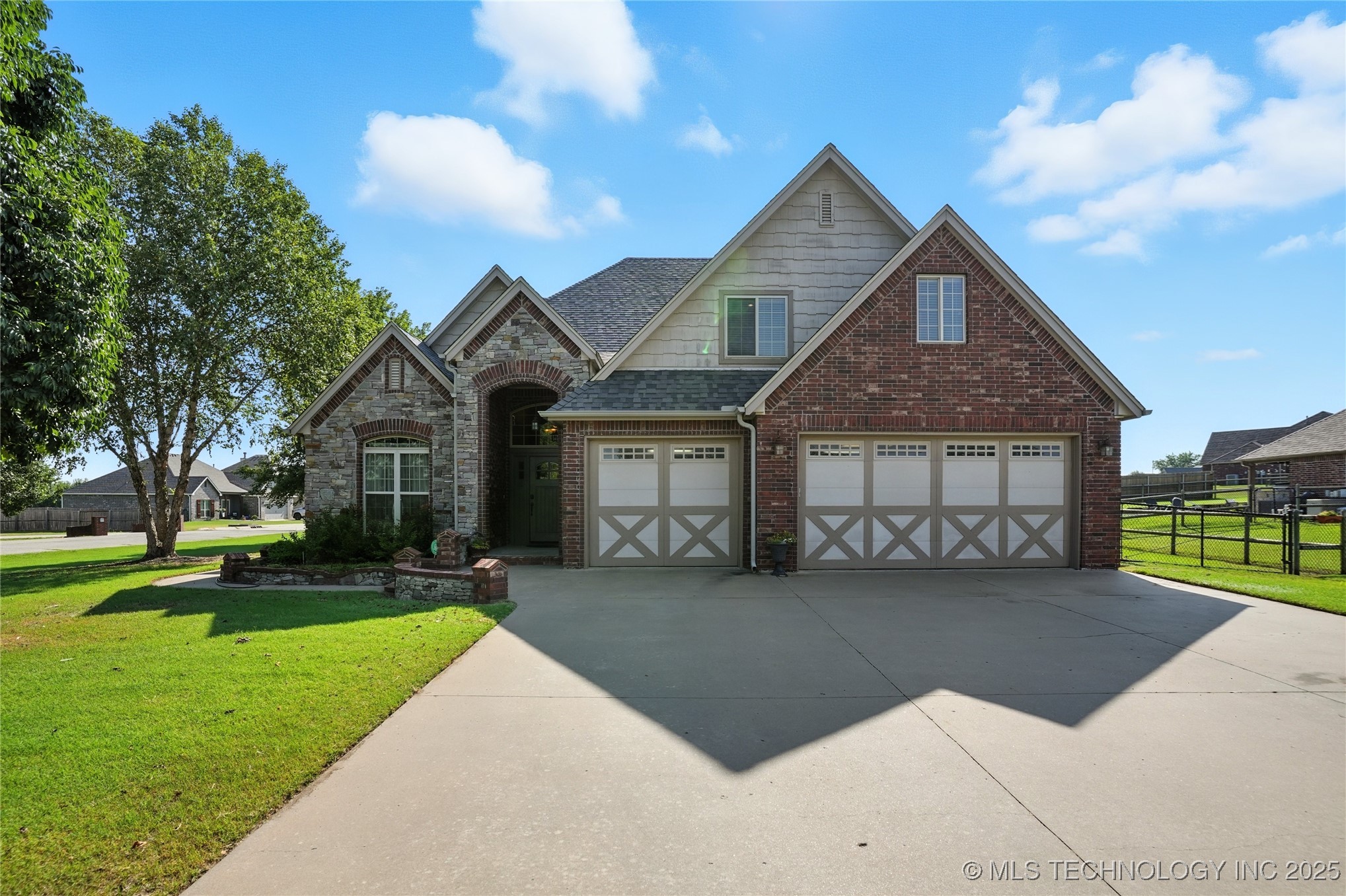 401 S Tallchief Avenue Property Photo 3