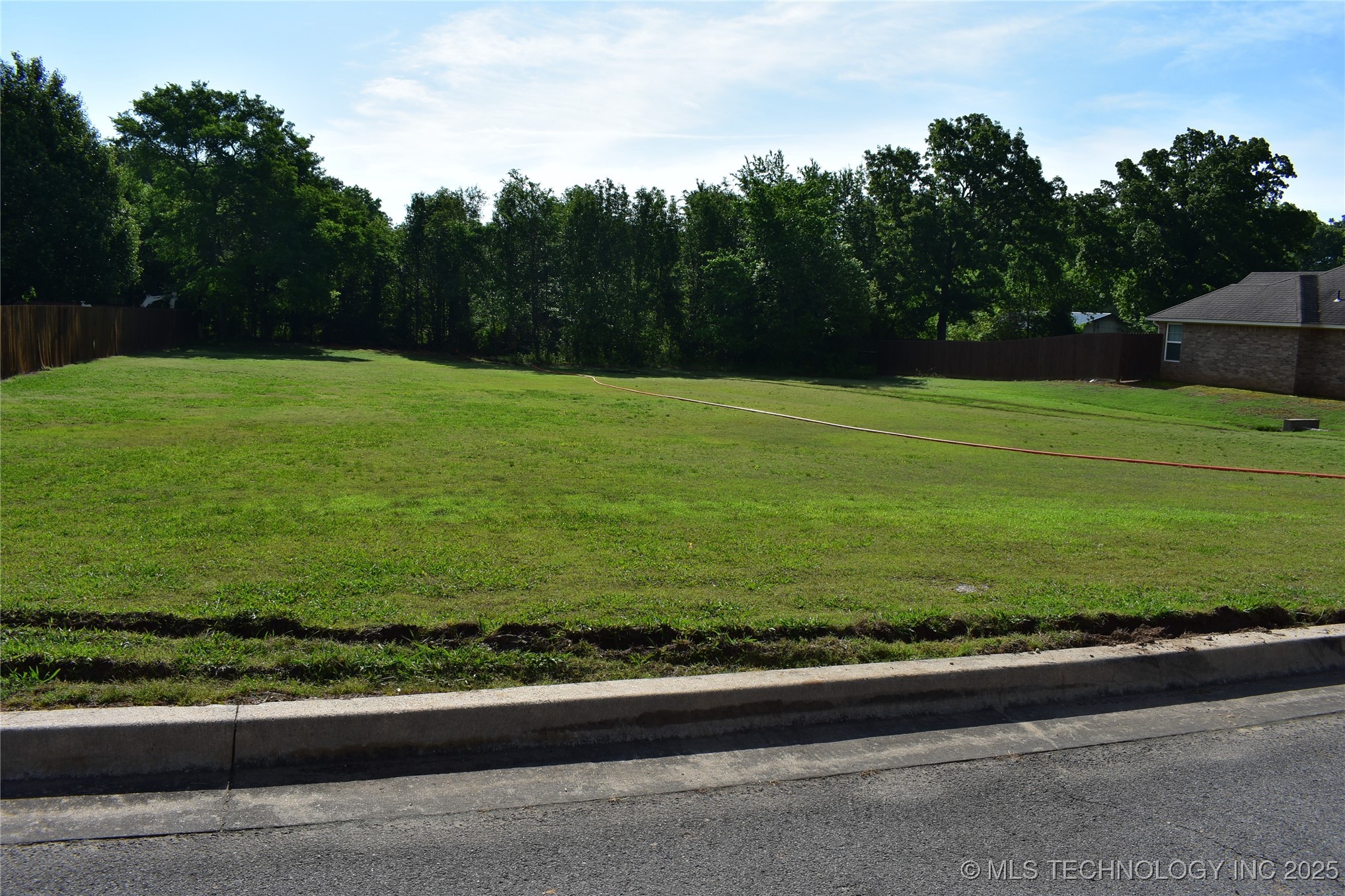 2552 Amber Way Property Photo 3