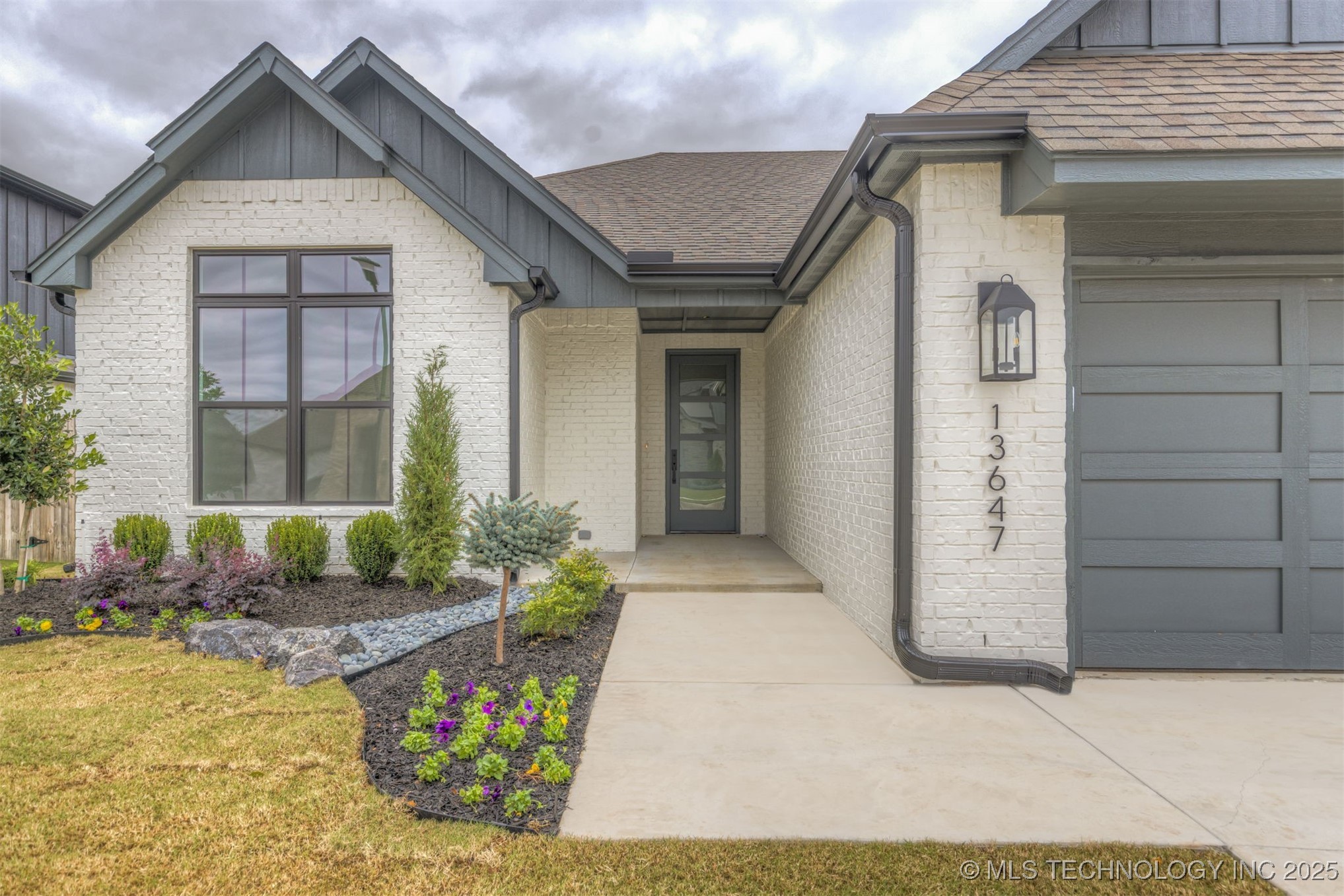 13647 S 21st Place E Property Photo 3