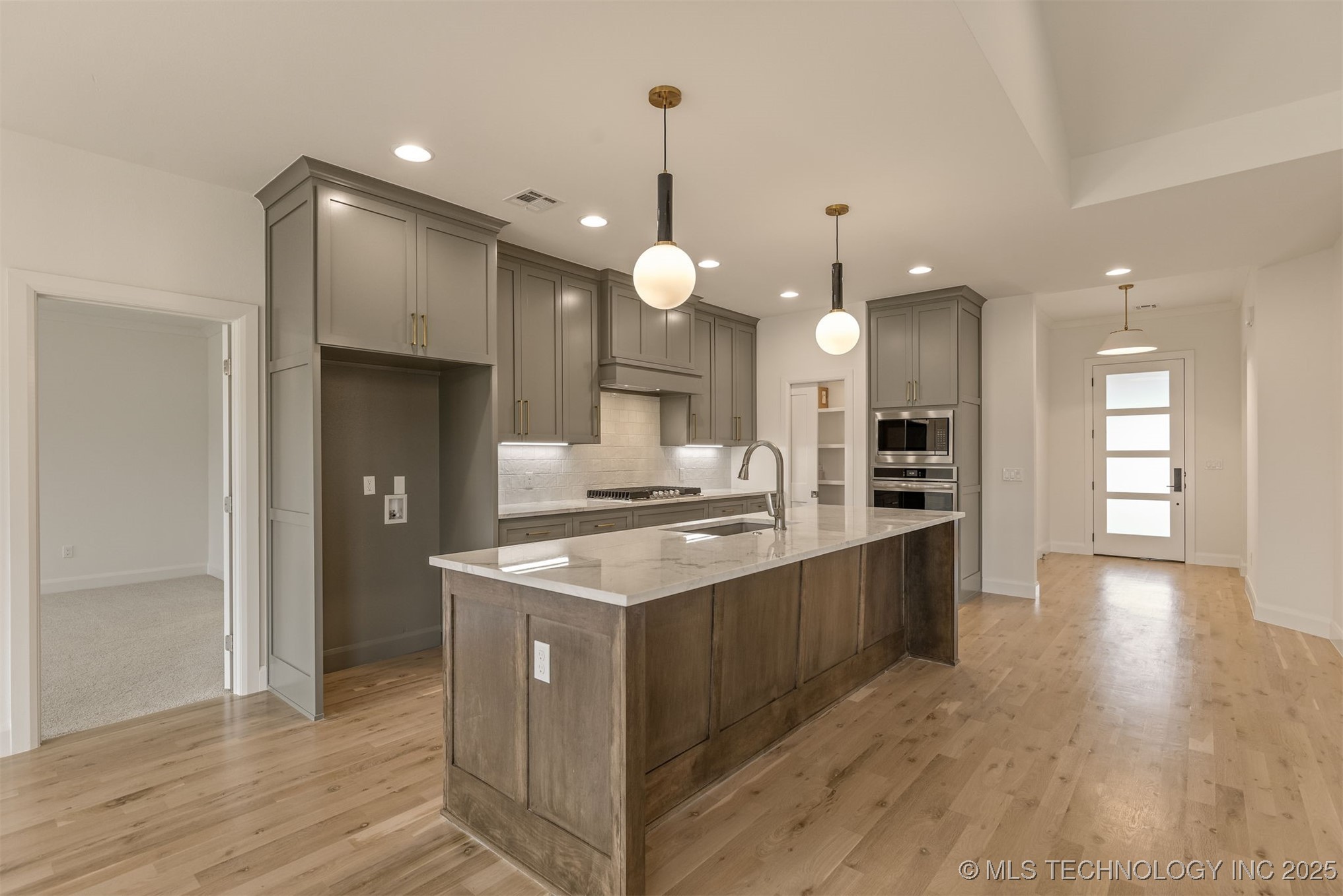 13647 S 21st Place E Property Photo 10