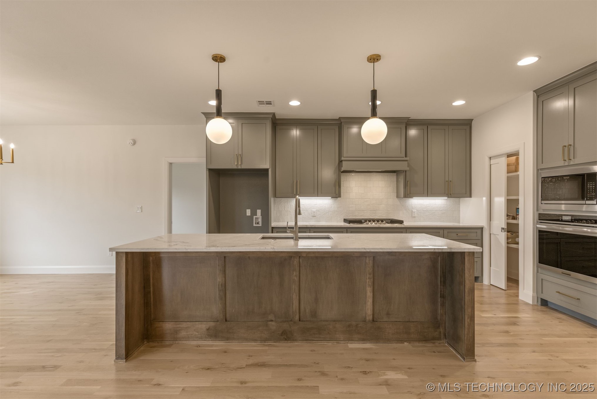 13647 S 21st Place E Property Photo 11