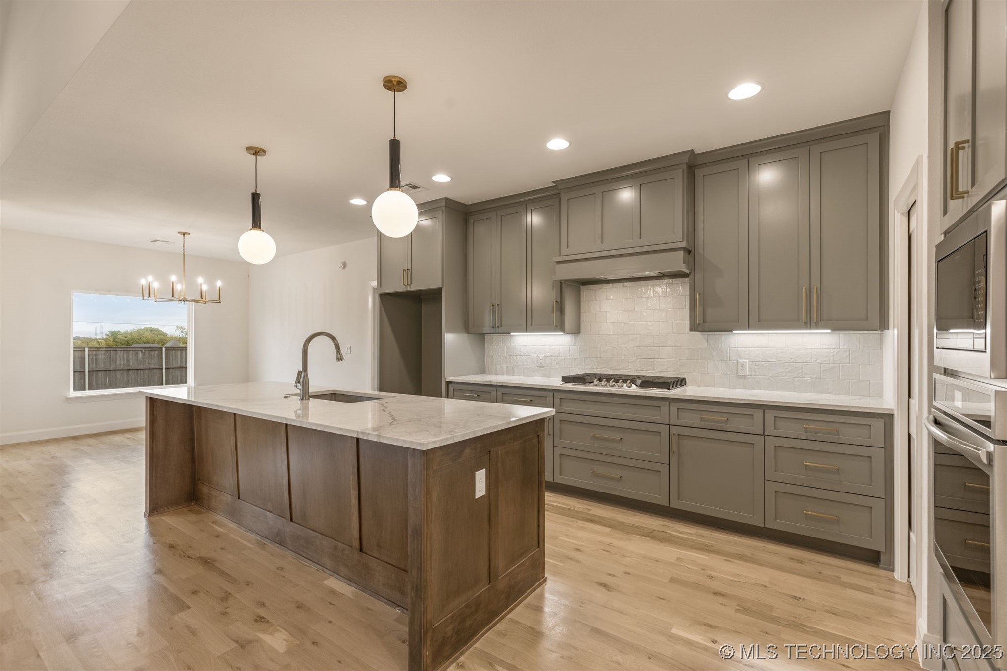 13647 S 21st Place E Property Photo 12