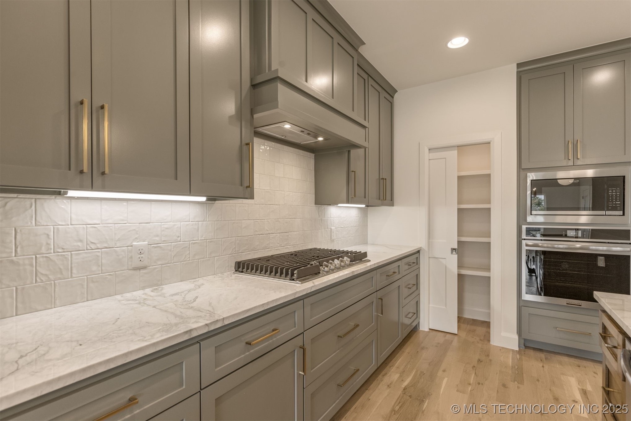 13647 S 21st Place E Property Photo 14