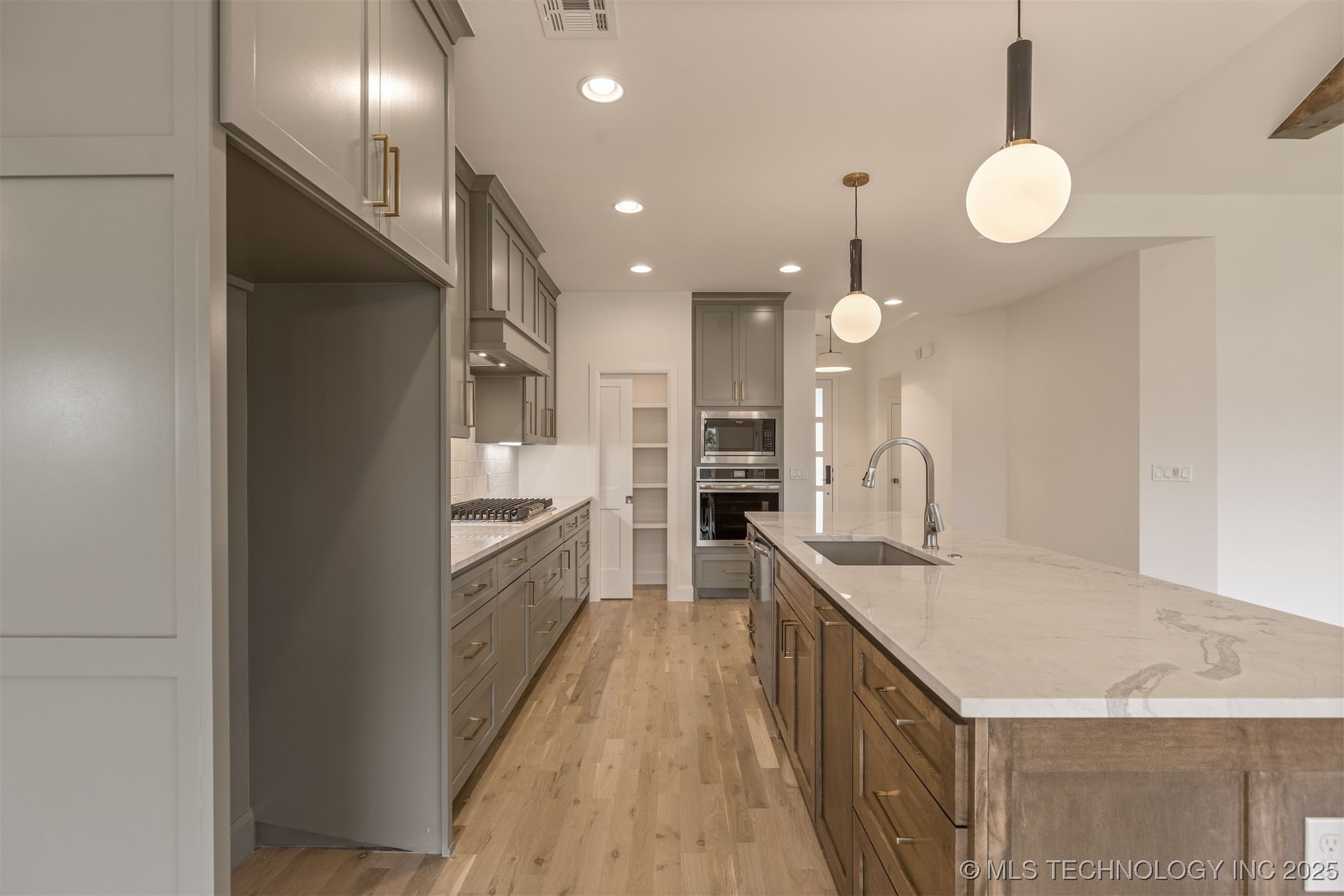 13647 S 21st Place E Property Photo 15