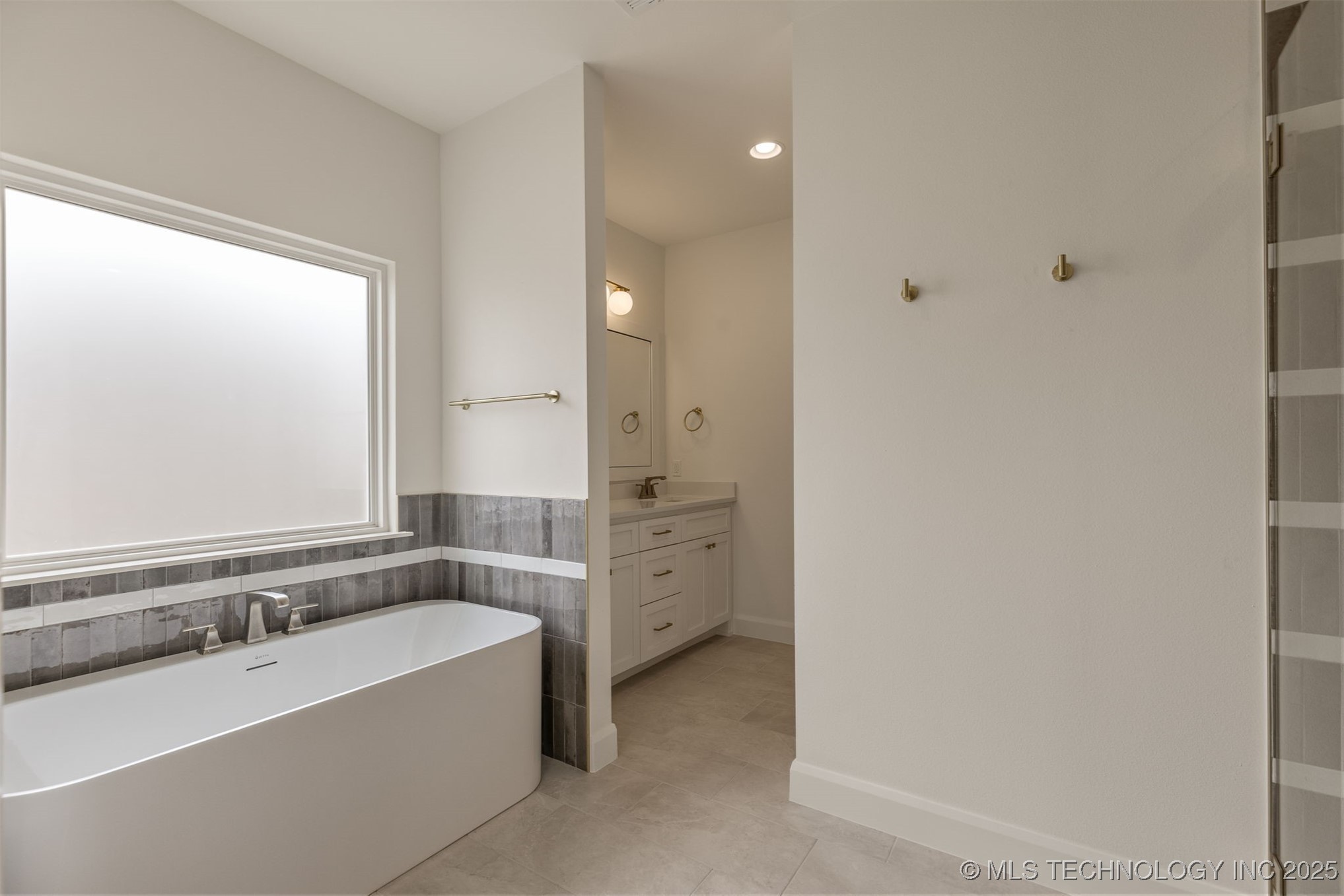 13647 S 21st Place E Property Photo 24