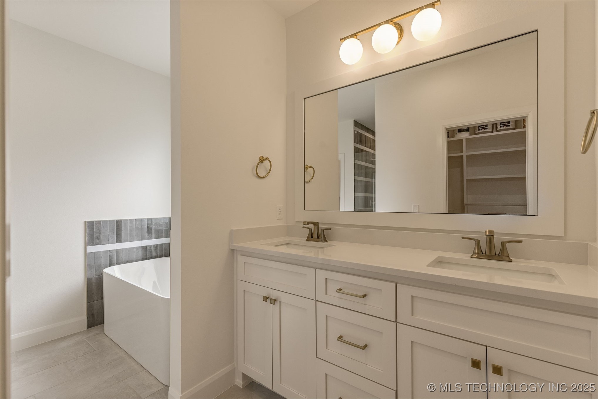 13647 S 21st Place E Property Photo 29