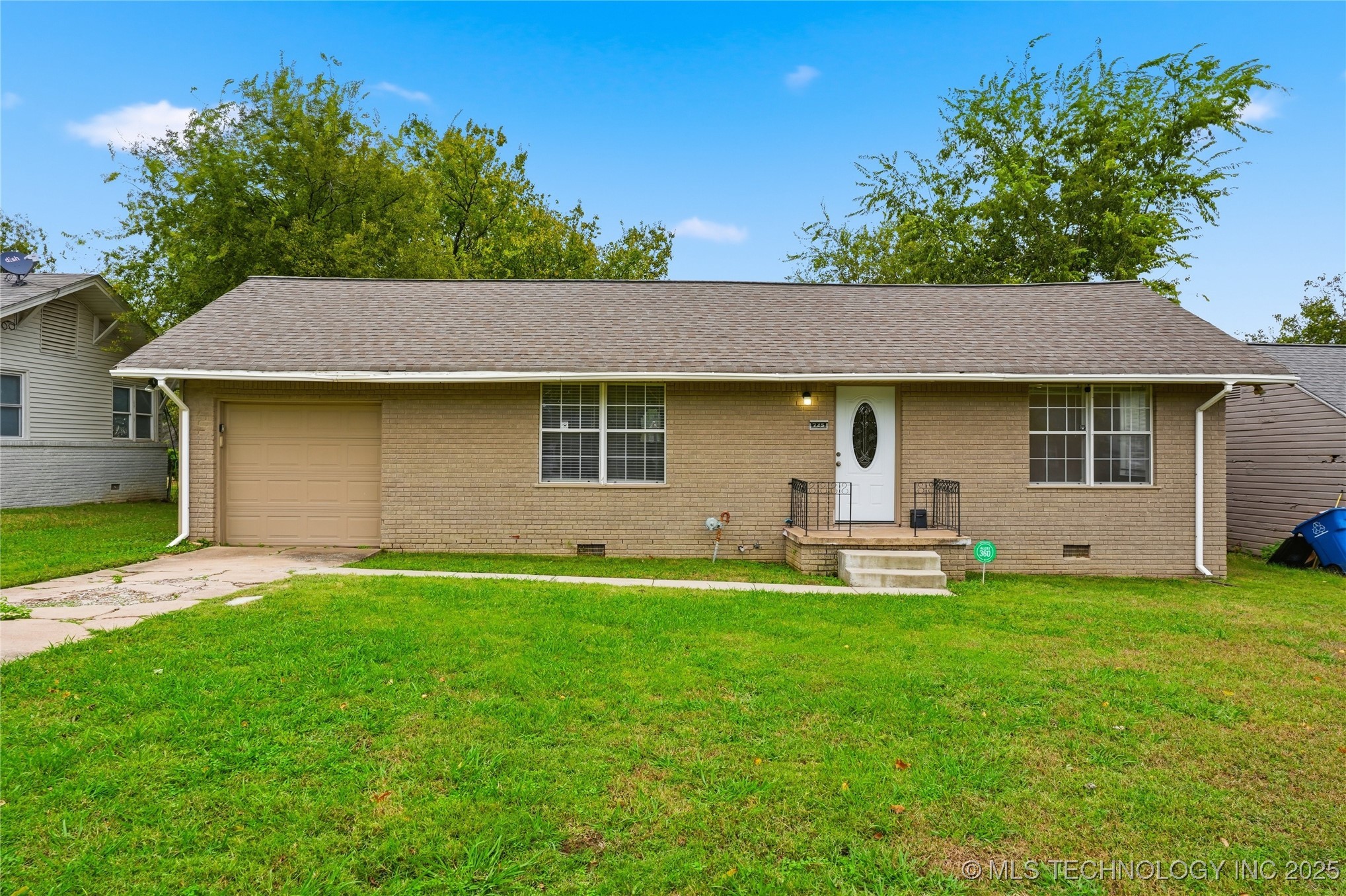 725 S Lakewood Avenue Property Photo 1