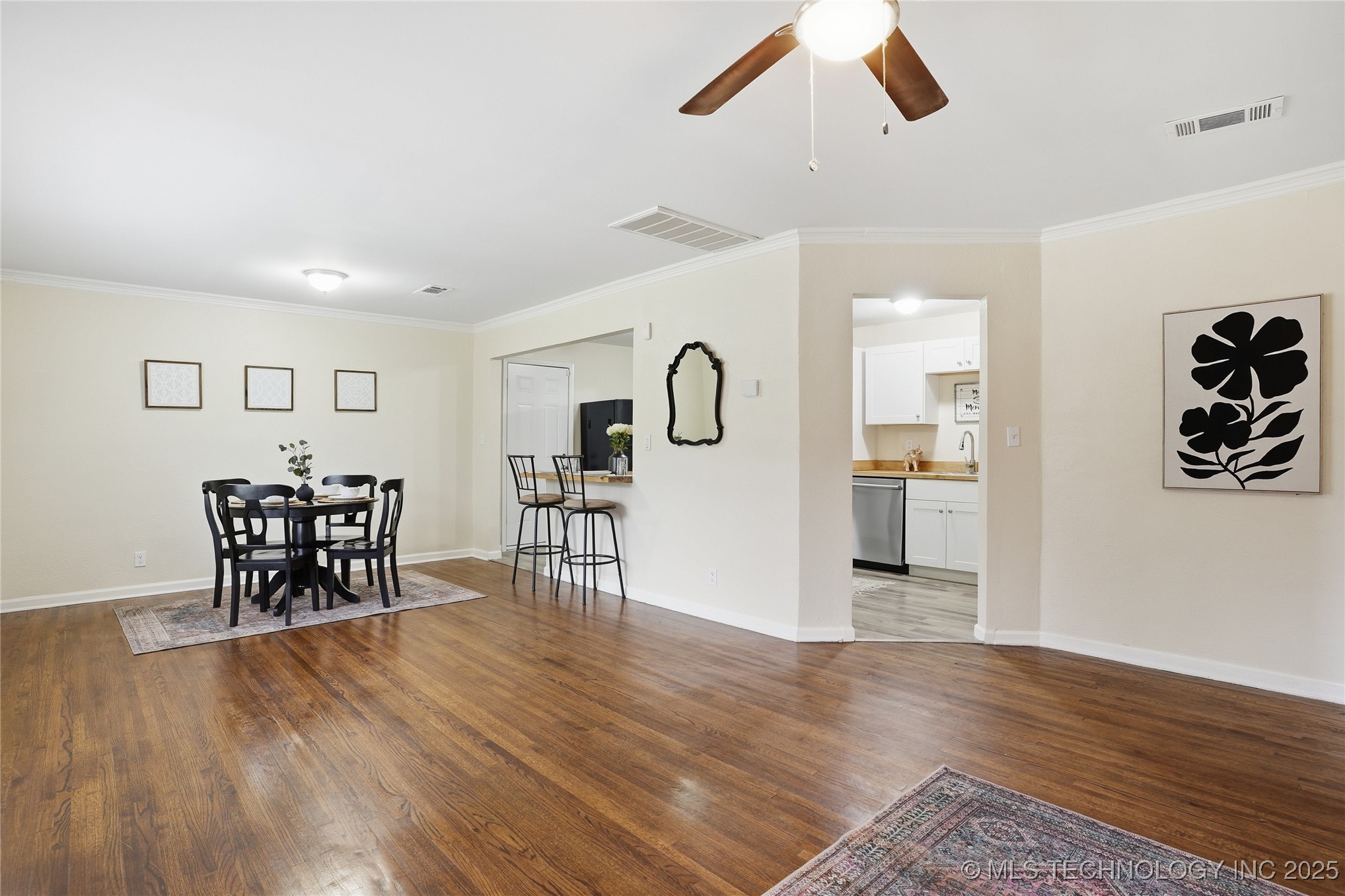 725 S Lakewood Avenue Property Photo 2