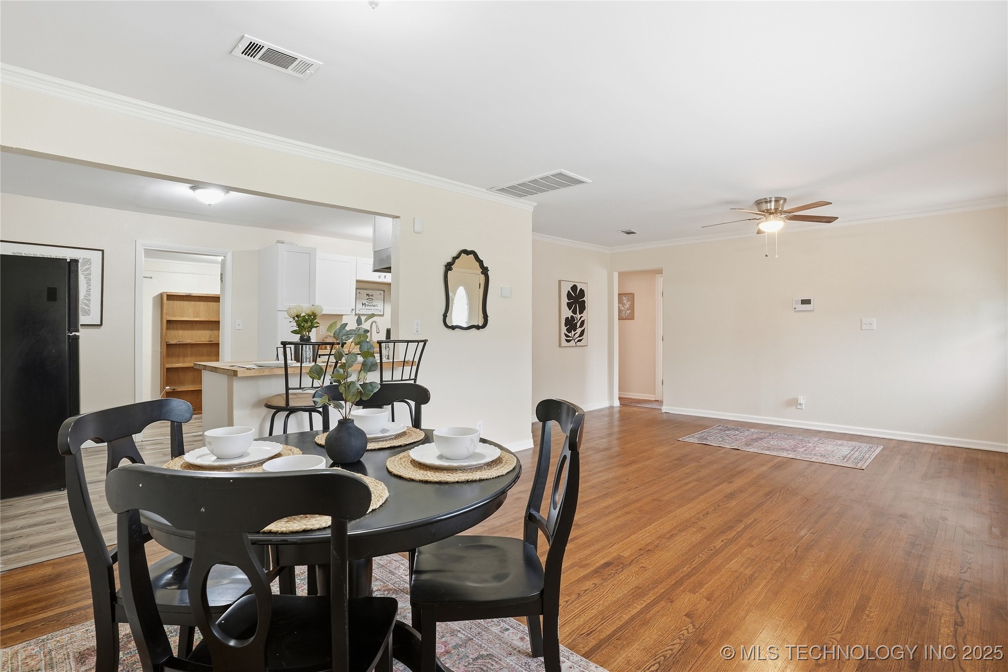 725 S Lakewood Avenue Property Photo 3