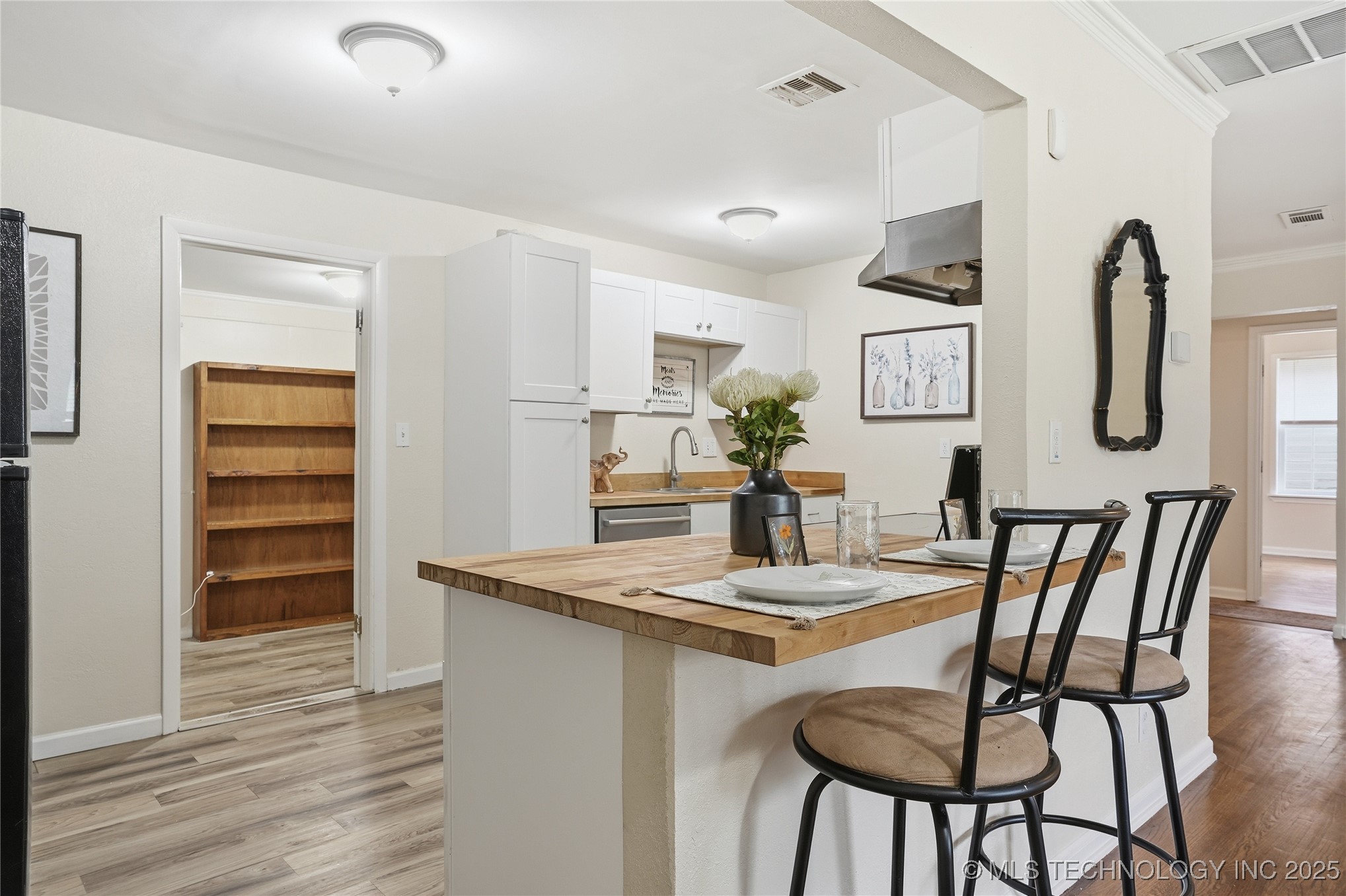 725 S Lakewood Avenue Property Photo 9