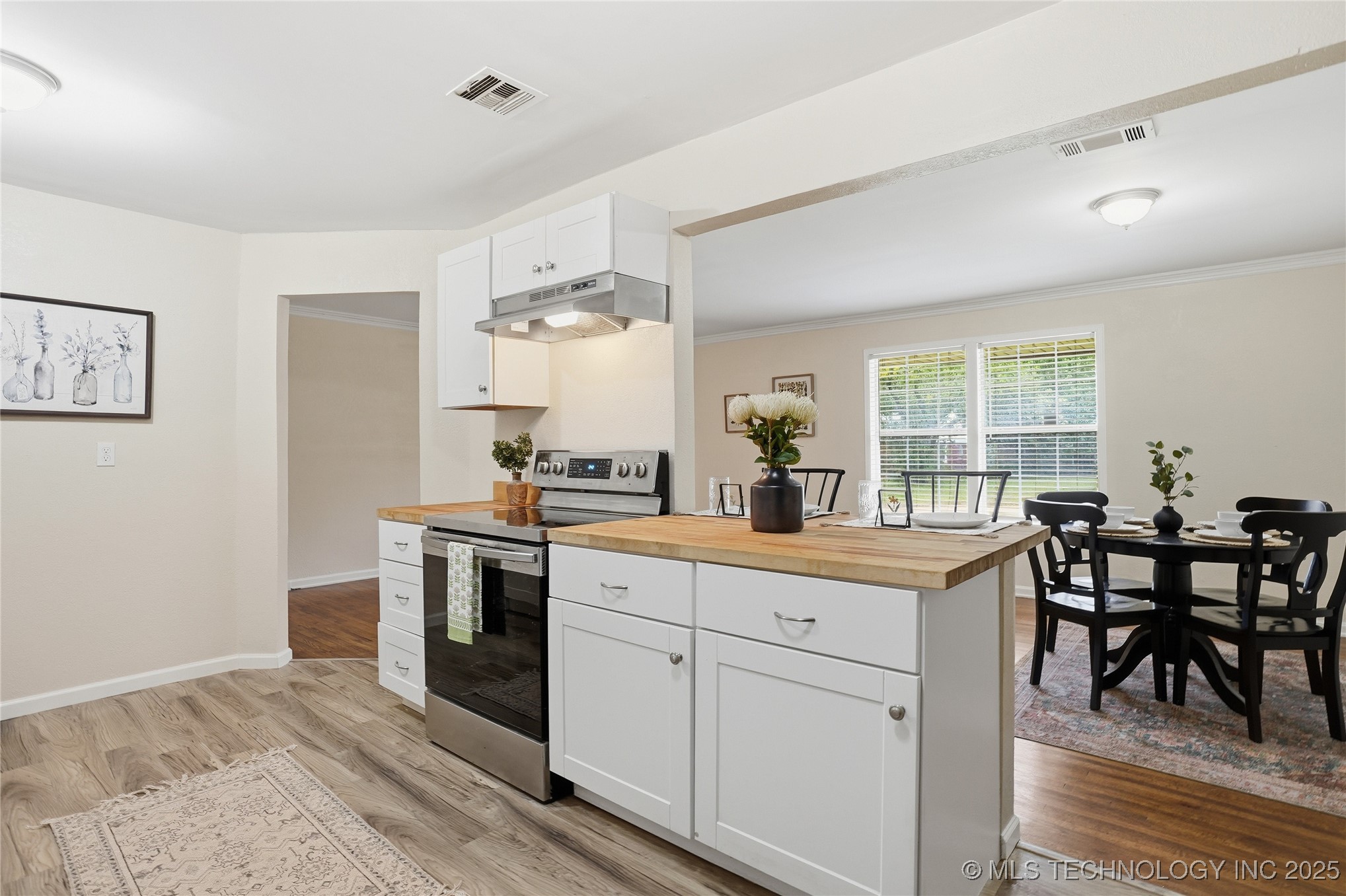 725 S Lakewood Avenue Property Photo 11