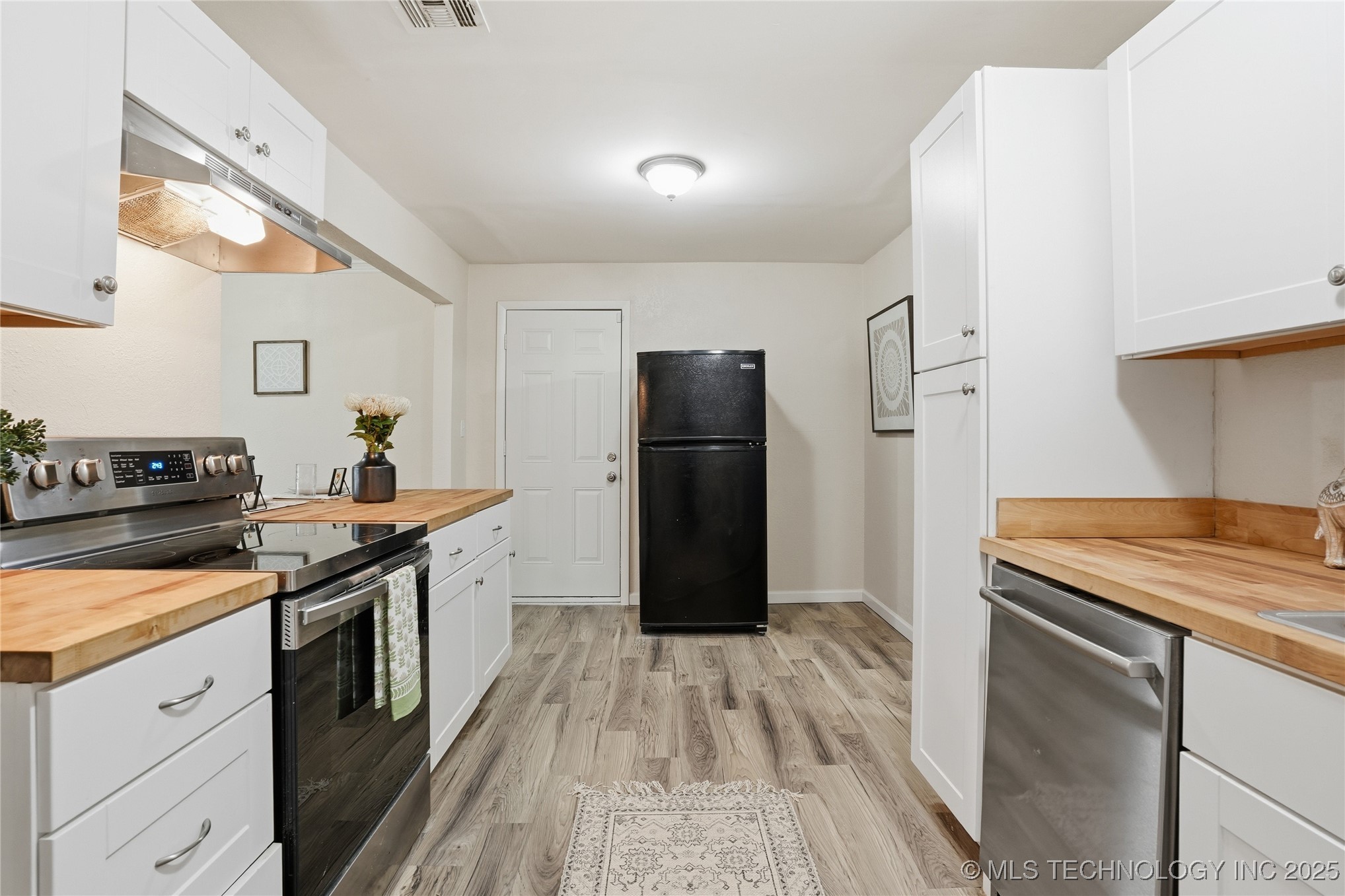 725 S Lakewood Avenue Property Photo 12