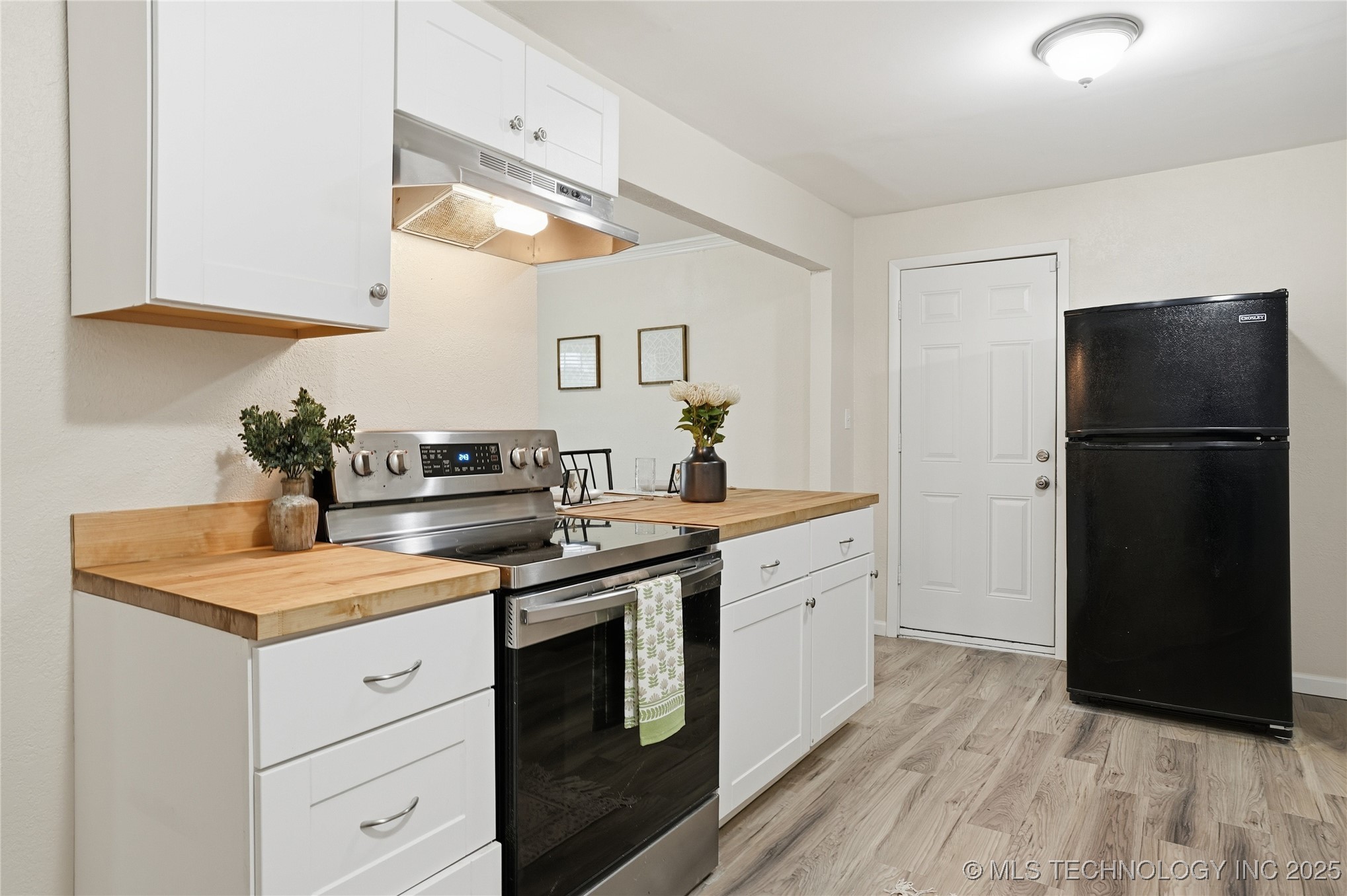 725 S Lakewood Avenue Property Photo 14