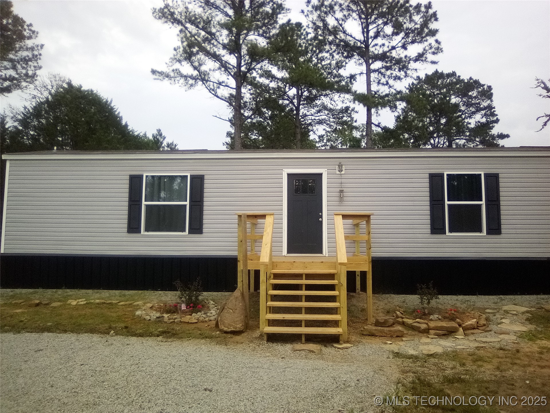 21 County Line Road E Property Photo 7