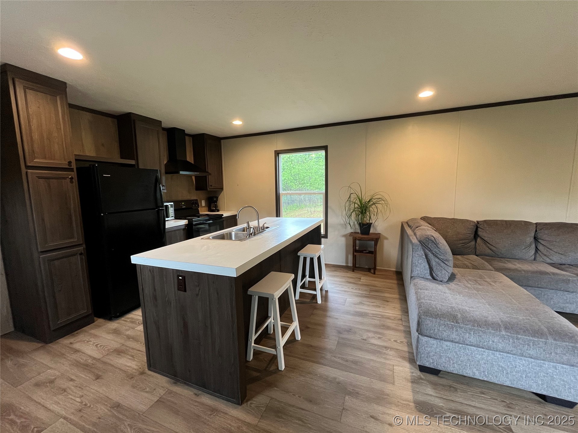 21 County Line Road E Property Photo 12